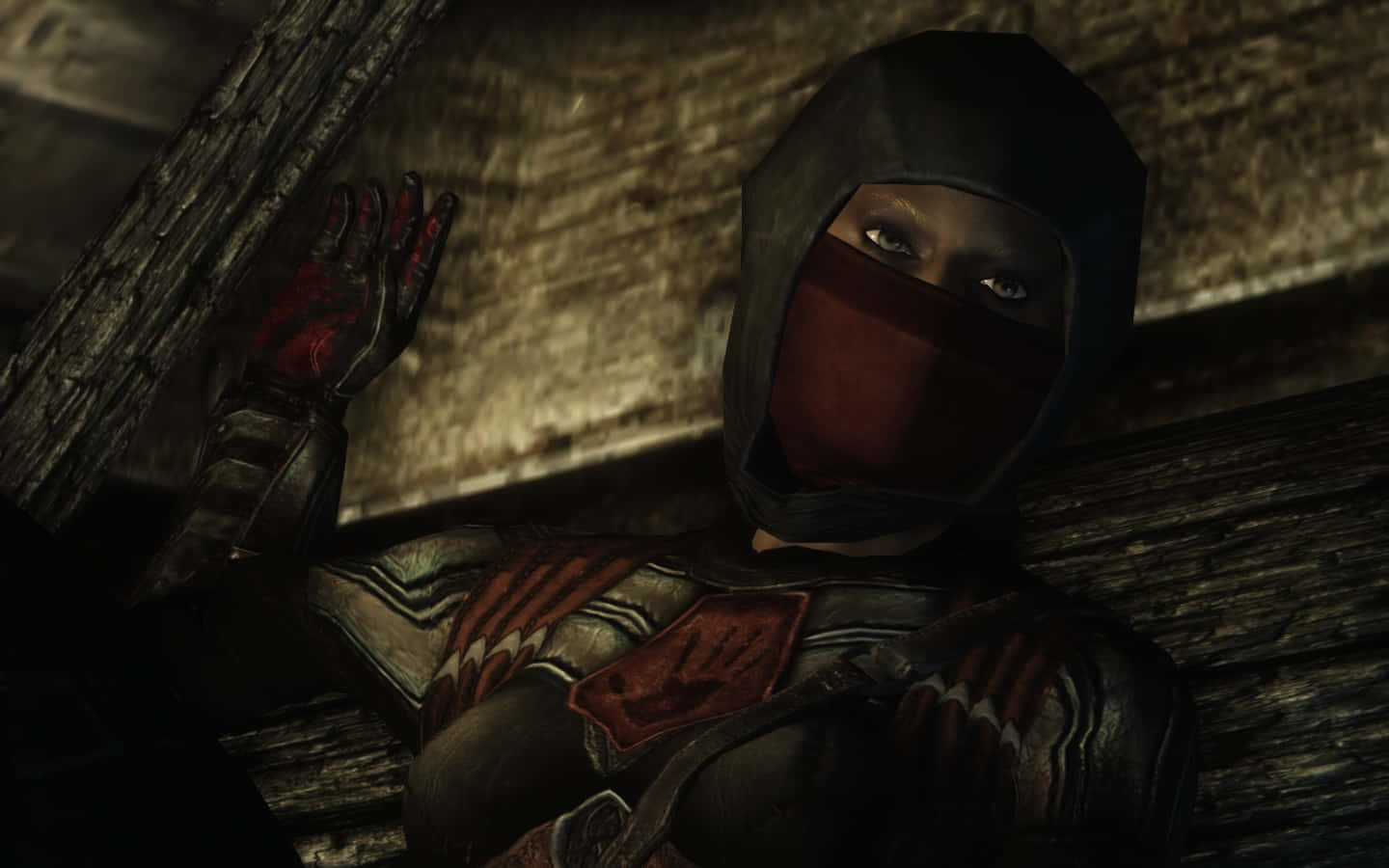 Skyrim Astrid 桌布 壁紙 — 一個戴著紅色面具、手染鮮血的蒙面忍者，在昏暗光線中靠著風化的木板。