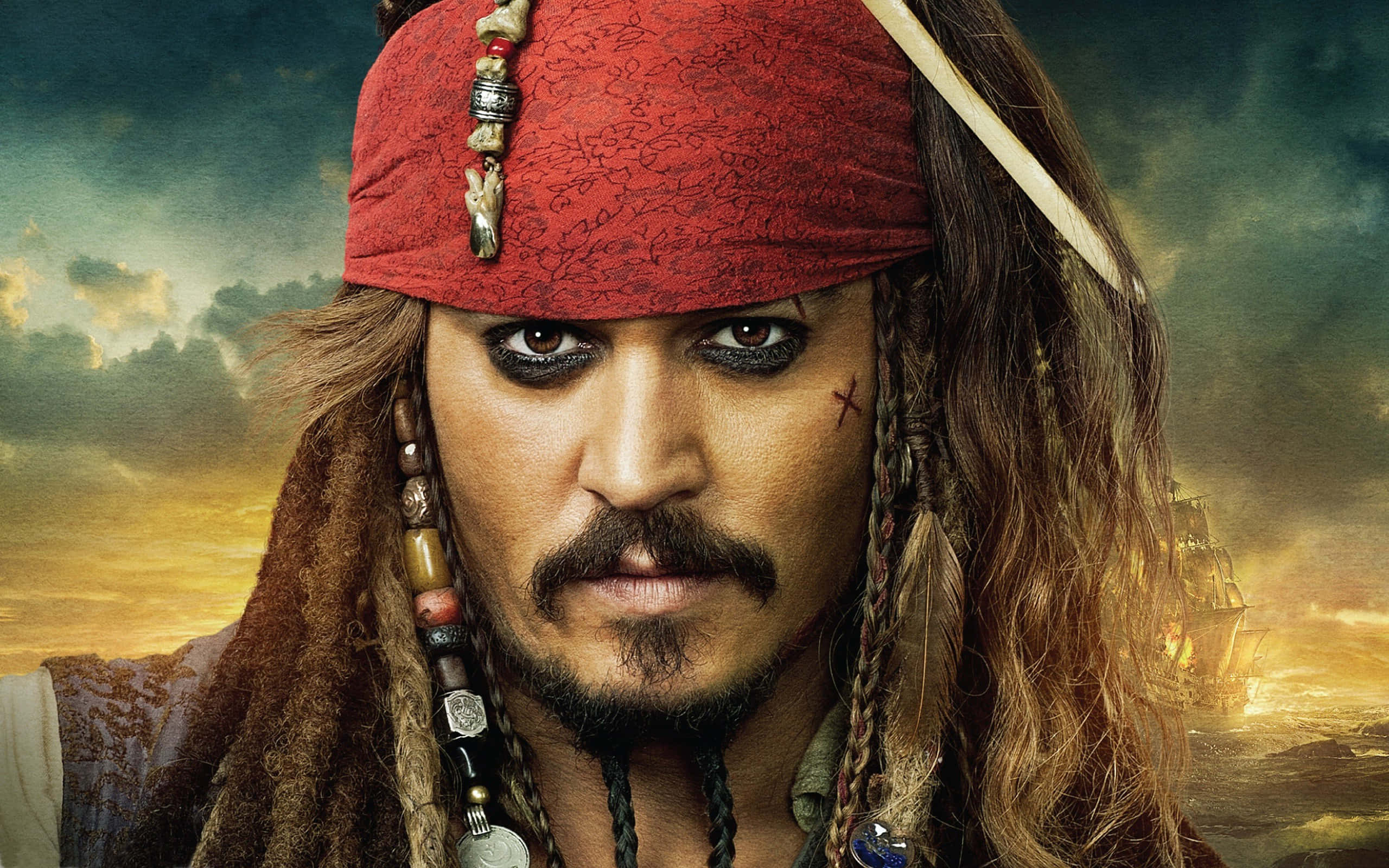 Pirates Of The Caribbean 桌布 壁紙 — 一個戴著紅色頭巾、編著辮子的兇猛海盜，在暴風雨日落的大海上，凝視著遠方的一艘船。