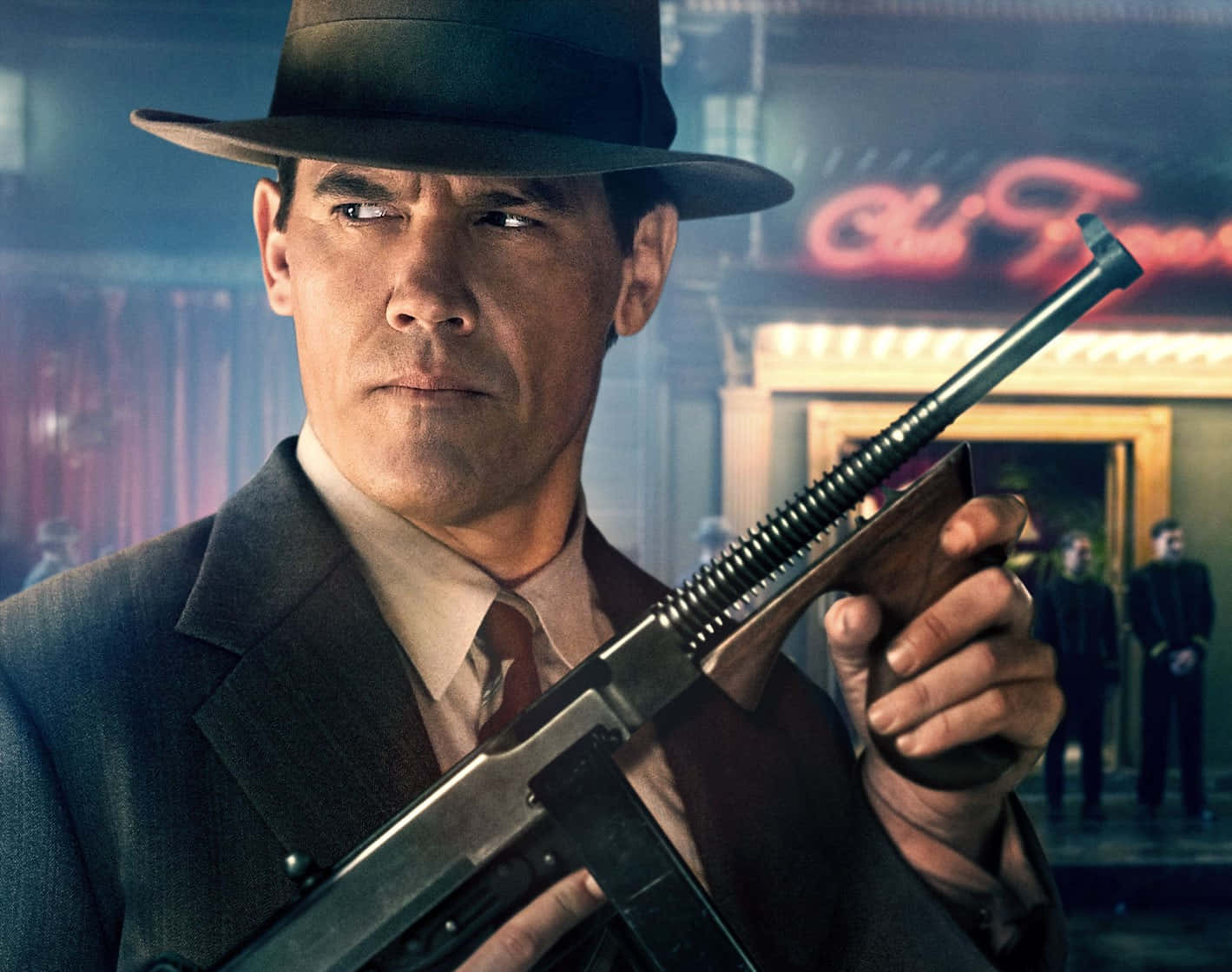 Josh Brolin 桌布 壁紙 — 一個戴著紳士帽、身穿西裝的男人，在煙霧瀰漫的1940年代夜總會中手持衝鋒槍，周圍有霓虹燈牌和陰影人物。
