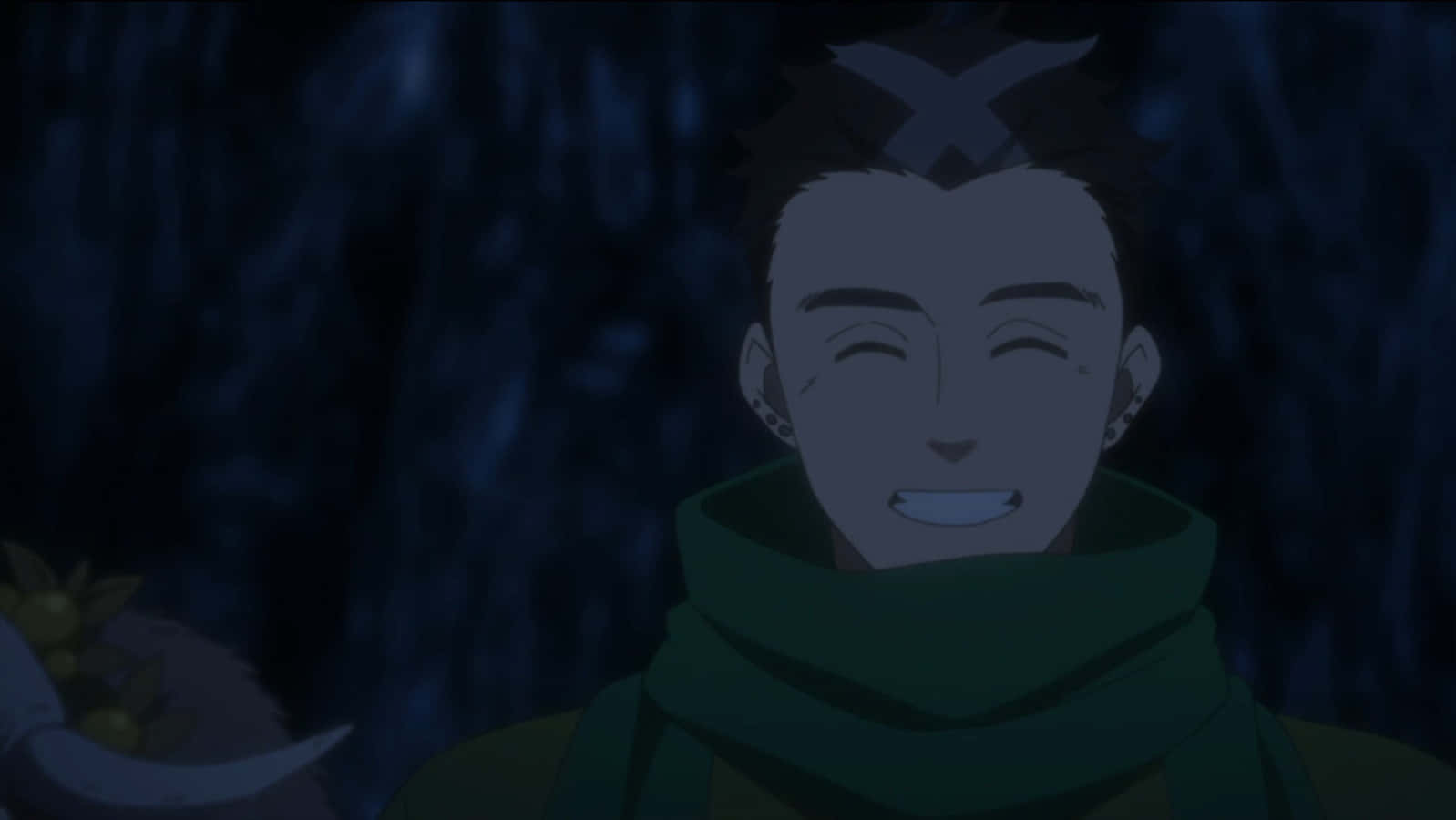 The Promised Neverland Don 桌布 壁紙 — 一個戴著綠色圍巾的開朗動漫角色在夜晚的黑暗森林中溫暖地微笑。
