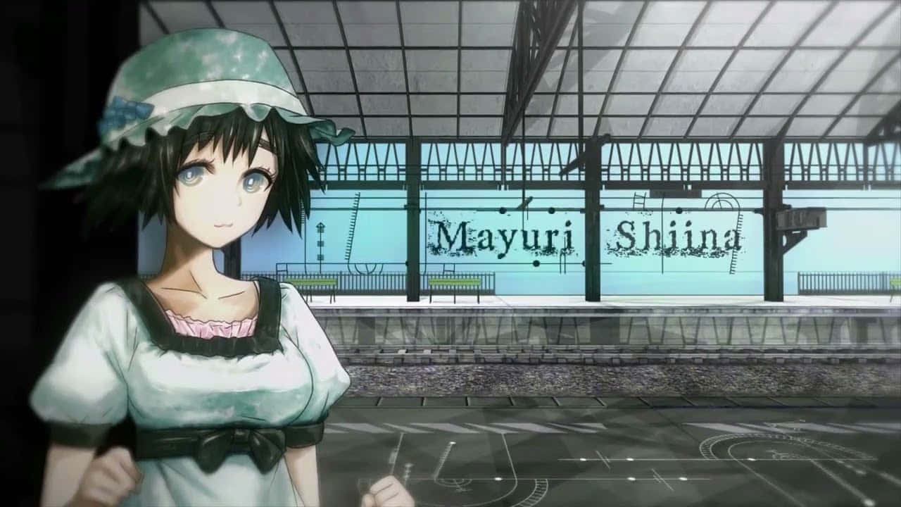 Mayuri Shiina 桌布 壁紙 — 一個戴著綠色帽子的年輕動漫女孩站在一個安靜的火車站月台上，她身後的牆上寫著「Mayuri Shiina」。