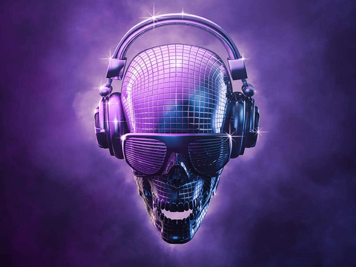 DJ 桌布 壁紙 — 一個戴著耳機和太陽眼鏡的迪斯科球骷髏頭，在煙霧繚繞的紫色背景上閃閃發光。