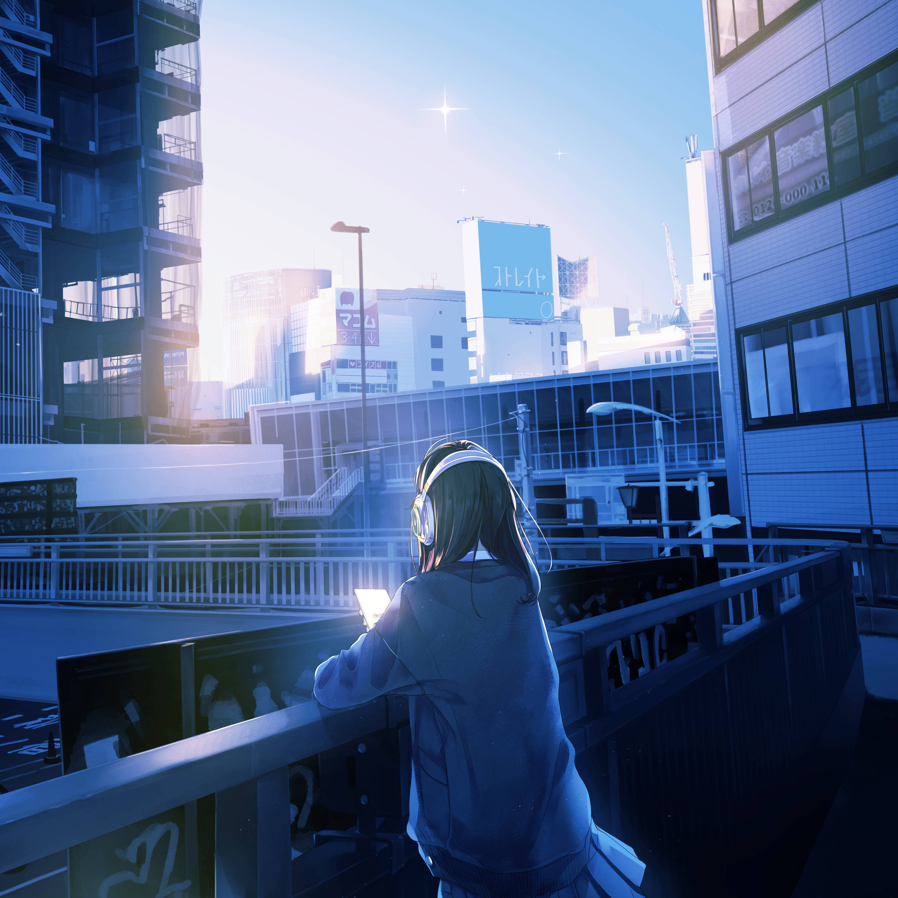 Cool Anime Girl 桌布 壁紙 — 一個戴著耳機的孤獨動漫女孩，從沐浴在冷藍光中的屋頂陽台凝視著發光的城市景觀。