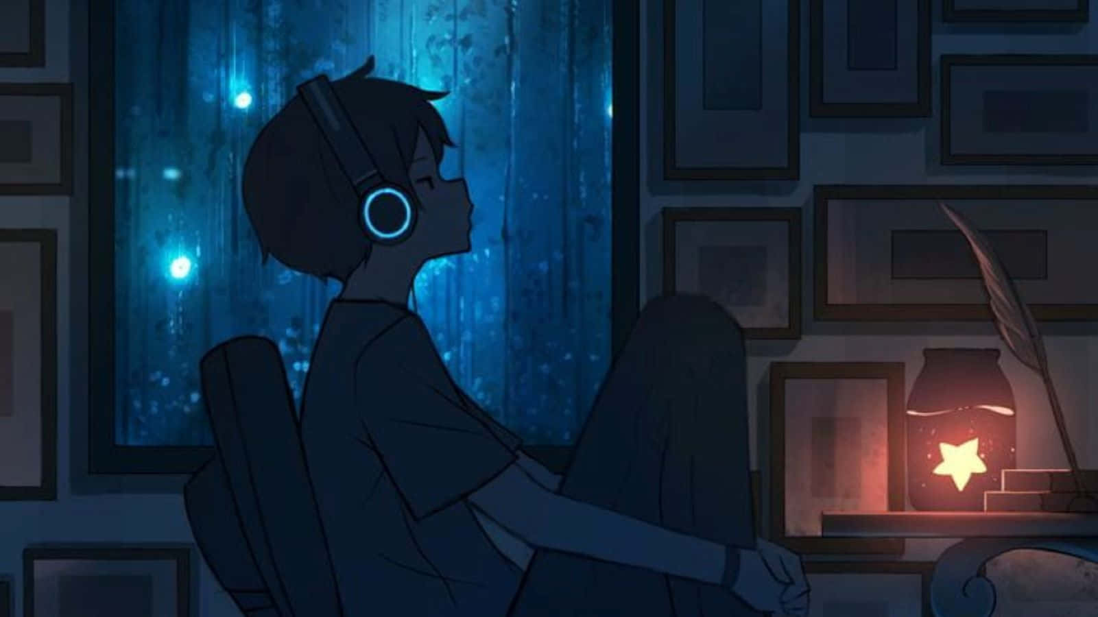 Sad Dark Anime 桌布 壁紙 — 一個戴著耳機的年輕人獨自坐在昏暗的房間裡，凝視著窗外發光的藍色雨水，附近一個溫暖的星星燈籠閃爍著光芒。