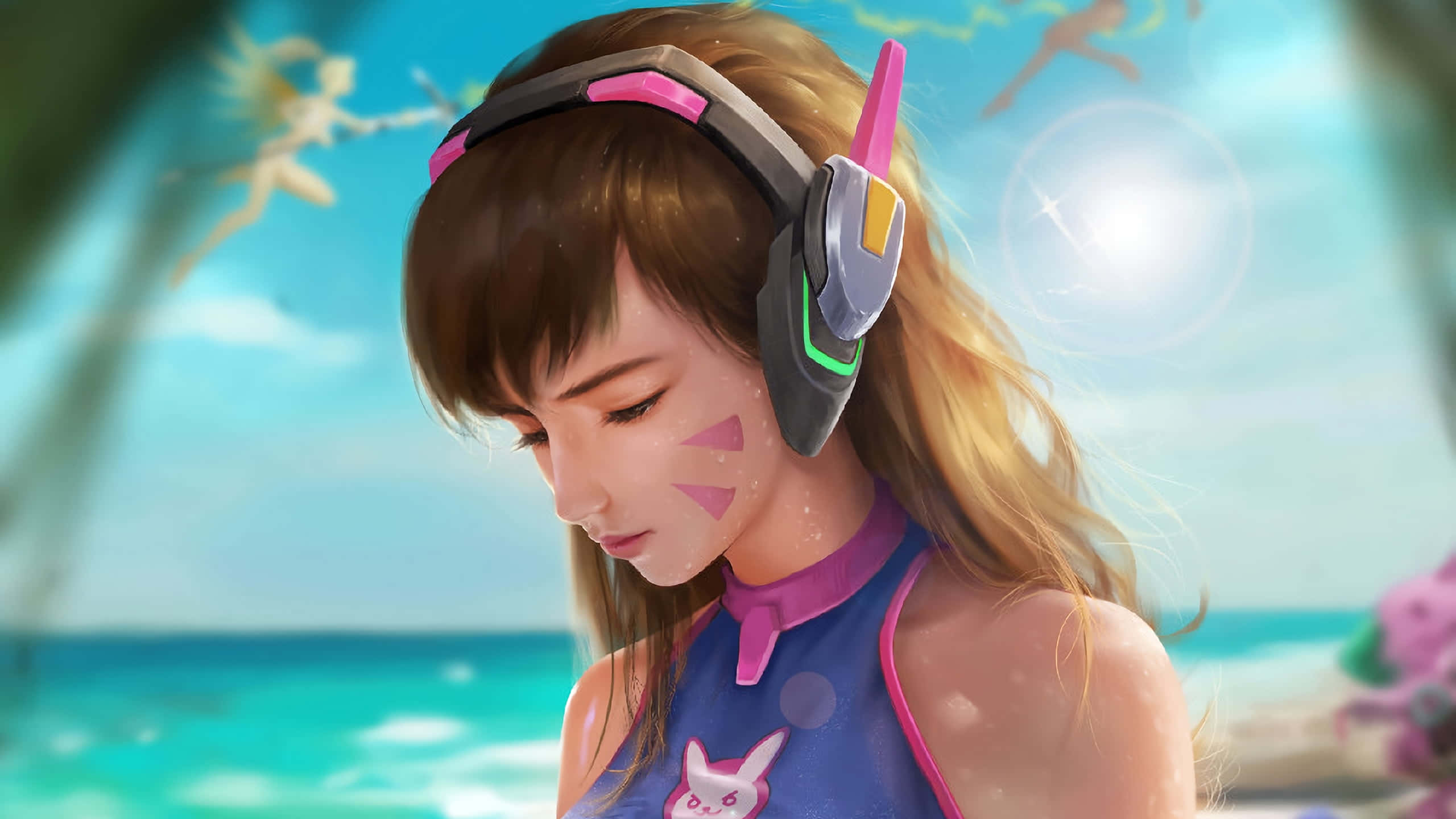 Beach Games 桌布 壁紙 — 一個戴著耳機的年輕動漫女孩在陽光明媚的海灘上向下凝視，海水碧綠，棕櫚樹搖曳。
