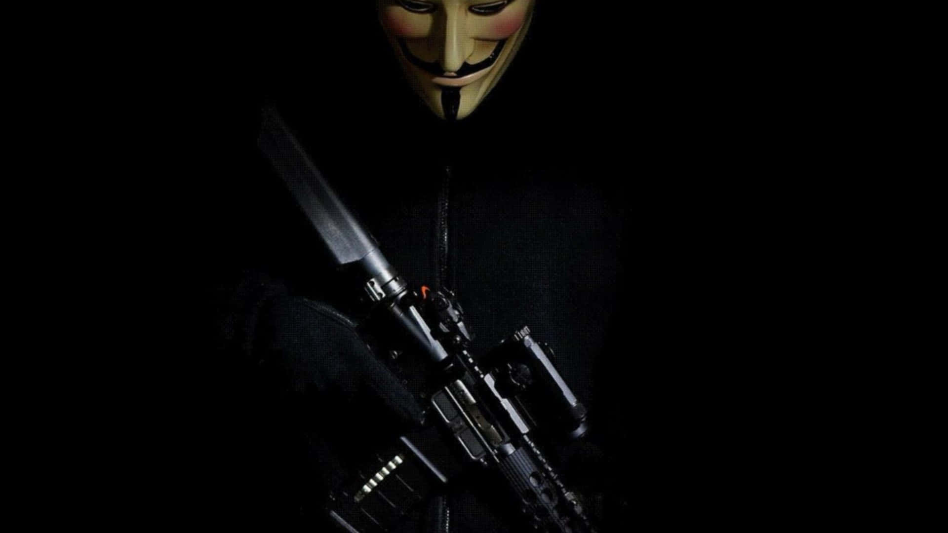 Anonymous 桌布 壁紙 — 一個戴著蓋伊·福克斯面具的人物，在漆黑背景下，戲劇性的聚光燈照射下，手持步槍。
