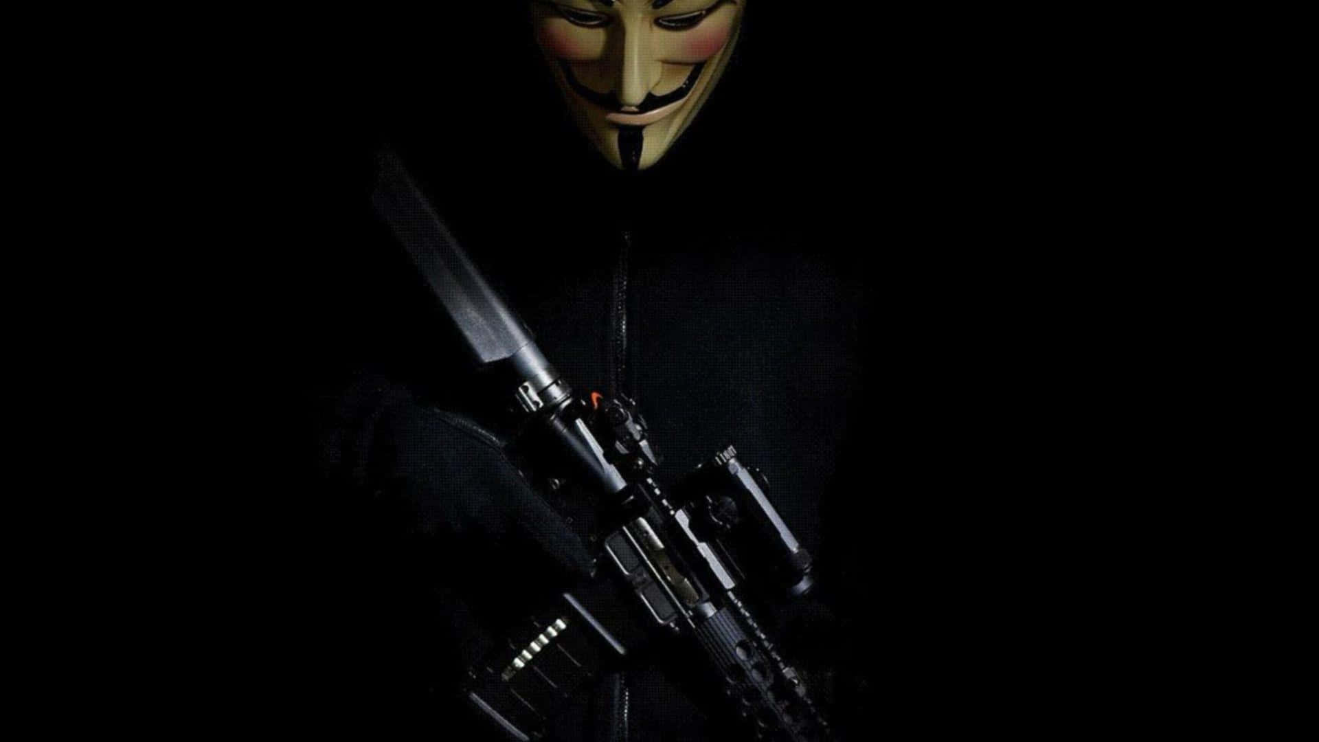 Anonymous 桌布 壁紙 — 一個戴著蓋伊·福克斯面具的人物，在漆黑背景中，戲劇性的聚光燈下，手持步槍。