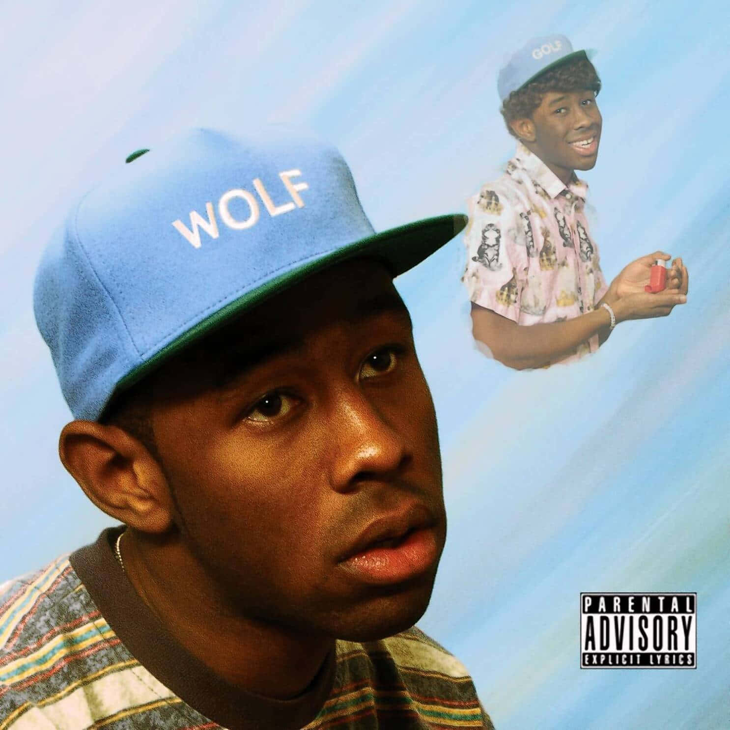 tyler the creator 桌布 壁紙 — 一個戴著藍色「WOLF」帽的男人向前凝視，而年輕版的自己漂浮在他旁邊，背景是柔和的藍色漸變。