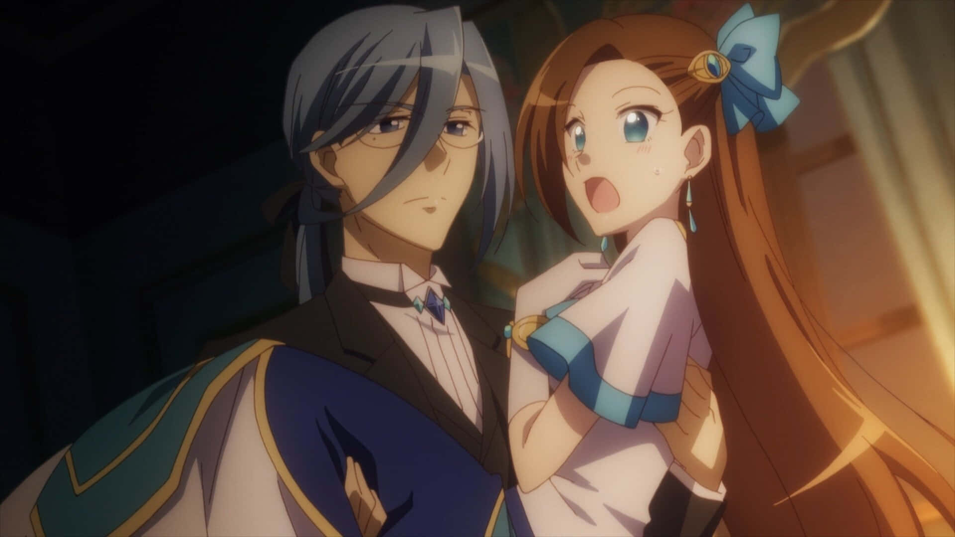 My Next Life As A Villainess All Routes Lead To Doom 桌布 壁紙 — 一個戴著藍色蝴蝶結的驚訝動畫女孩被一個冷靜的銀髮男子穿著正式服裝在溫暖燈光下抱著。