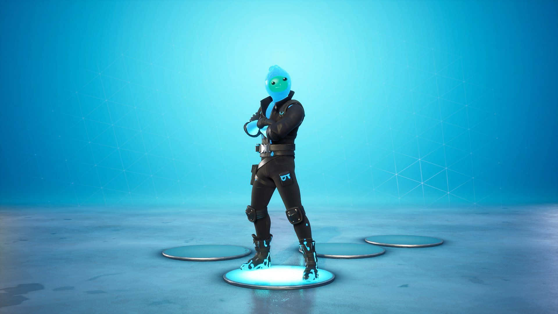 Fortnite - Savage Saber - Saber Saber Saber Saber 壁紙 — 一個戴著藍色面具的Fortnite角色自信地站在一個發光的平台上，身處一個帶有青色燈光的極簡數位工作室。