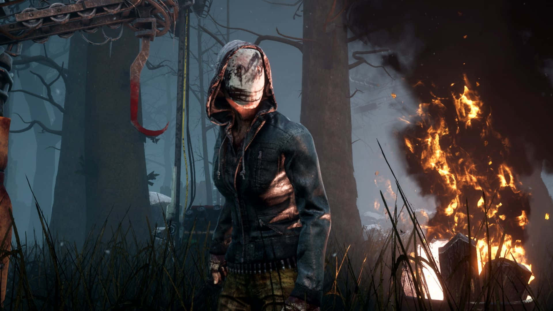 Dead By Daylight Killers 桌布 壁紙 — 一個戴著血跡斑斑面具的兜帽身影站在迷霧森林中，附近大火肆虐，投射出詭異的橙色光芒。