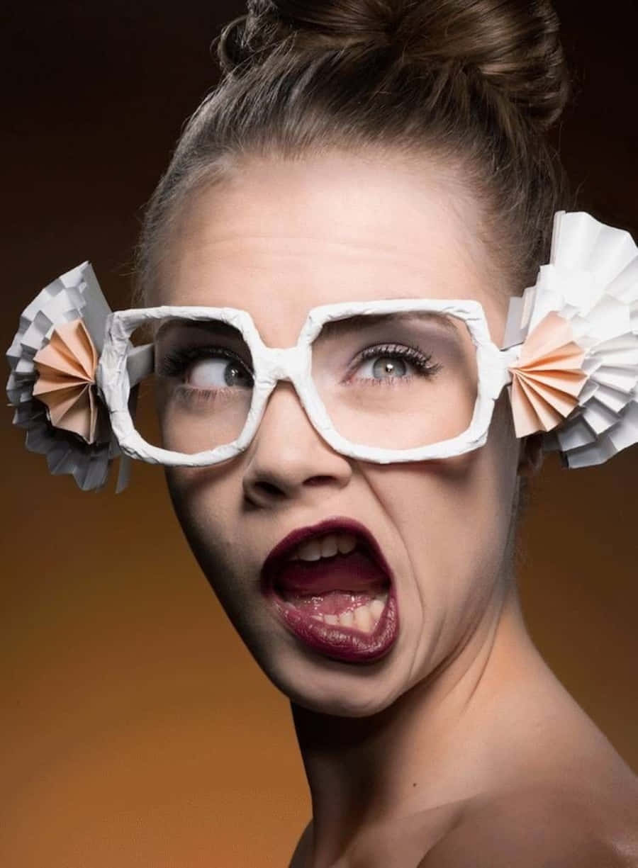 Funny Faces 桌布 壁紙 — 一個戴著誇張紙眼鏡、表情震驚的女人，正專注地凝視著相機。