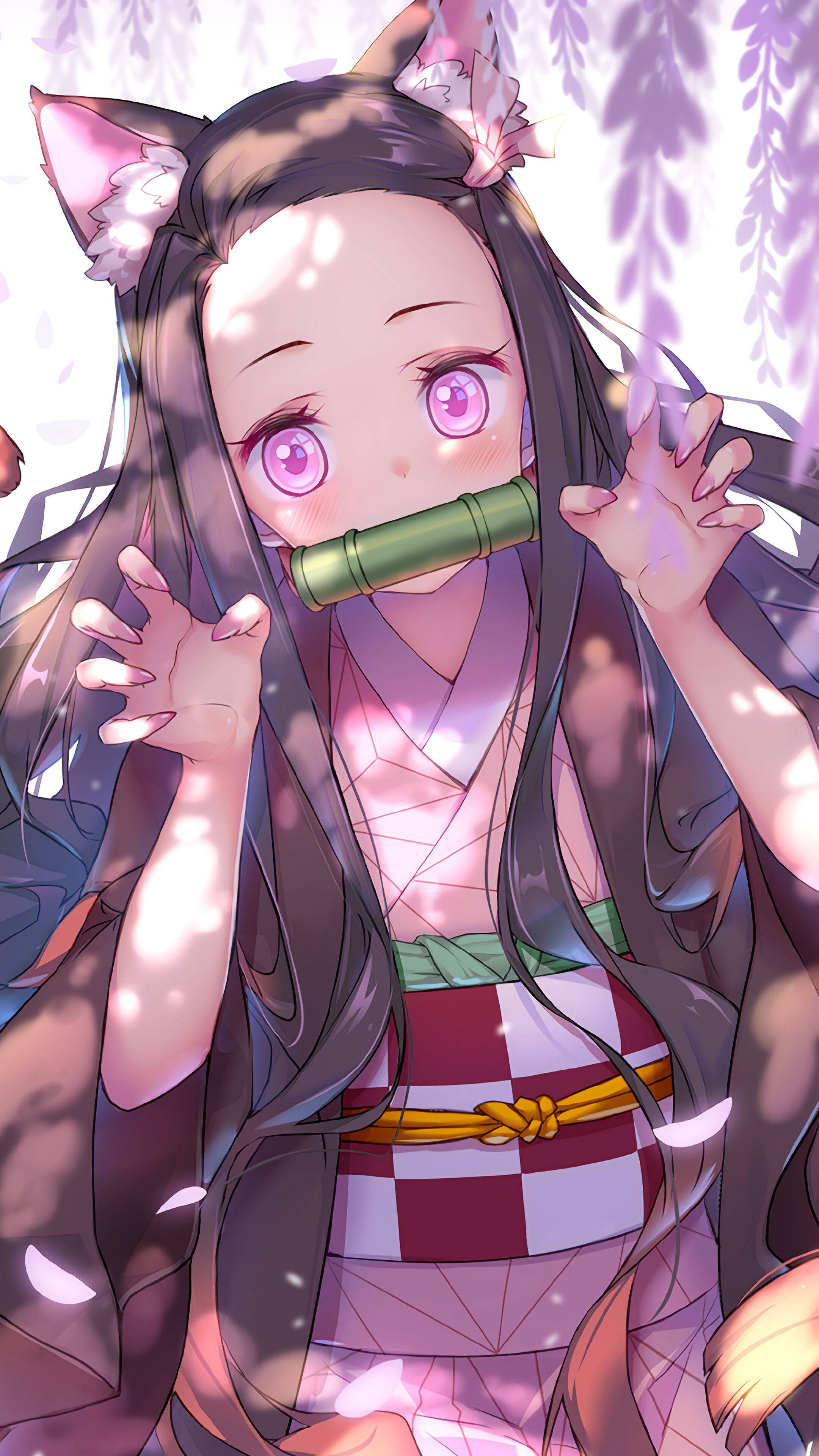 動漫女孩 桌布 壁紙 — 一個戴著貓耳、紫色眼睛的開朗動漫女孩，在櫻花花瓣下拿著竹笛。