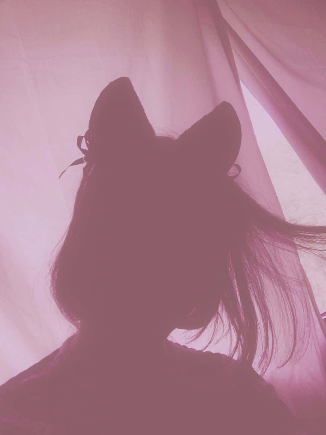 3d Girly 桌布 壁紙 — 一個戴著貓耳、長髮飄逸的人影，映襯在柔和的粉紅色窗簾上，沐浴在環境光中。