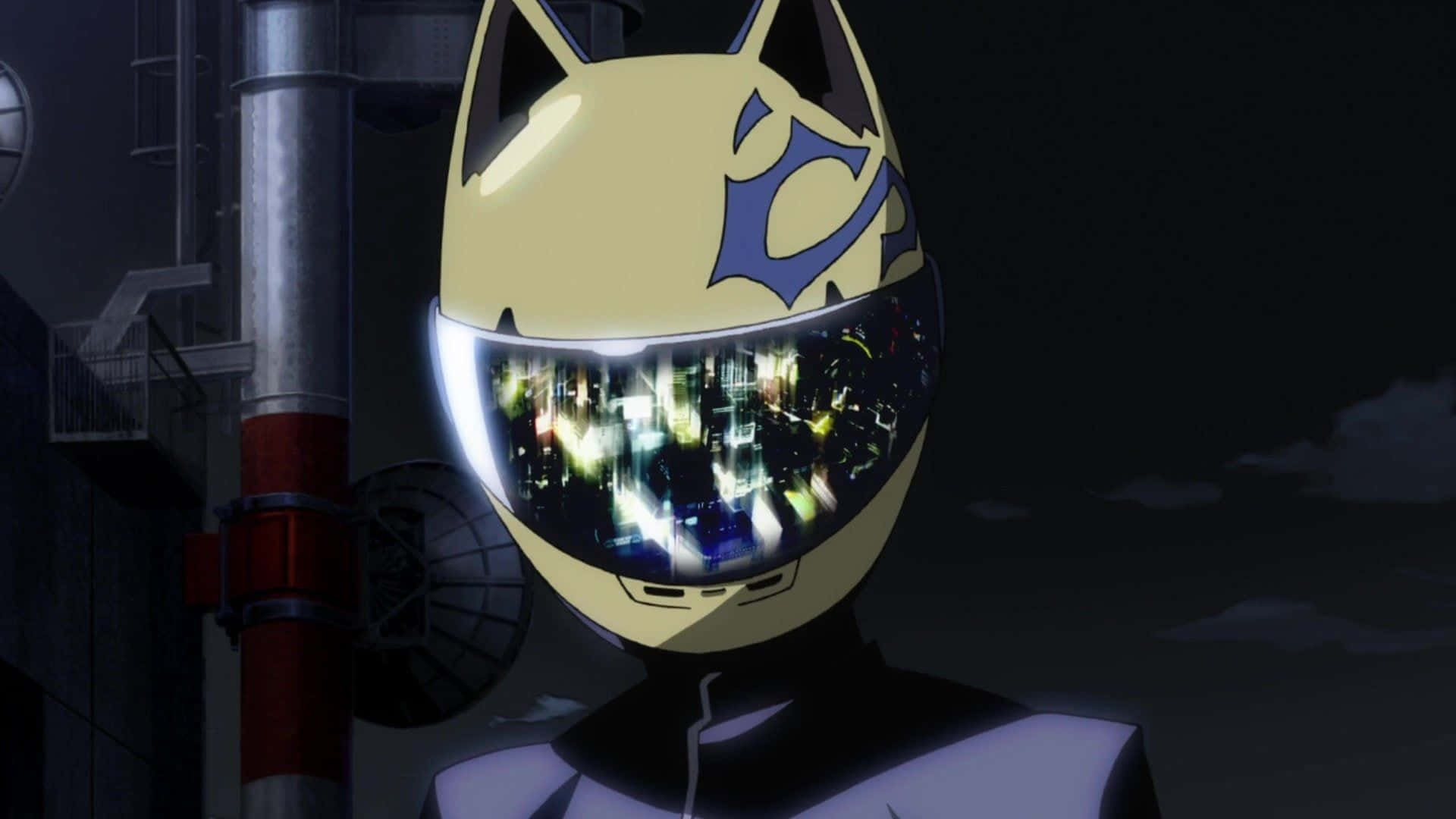 Celty Sturluson 桌布 壁紙 — 一個戴著貓耳頭盔的動漫角色站在夜晚，他們的反射面罩映照出閃爍的城市景觀。