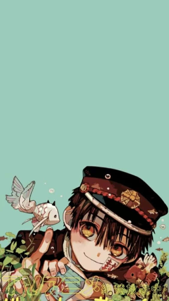 花子君 桌布 壁紙 — 一個戴著軍帽的開朗動漫男孩微笑著，手裡拿著一條小魚，附近有一隻鳥棲息，背景是藍綠色。