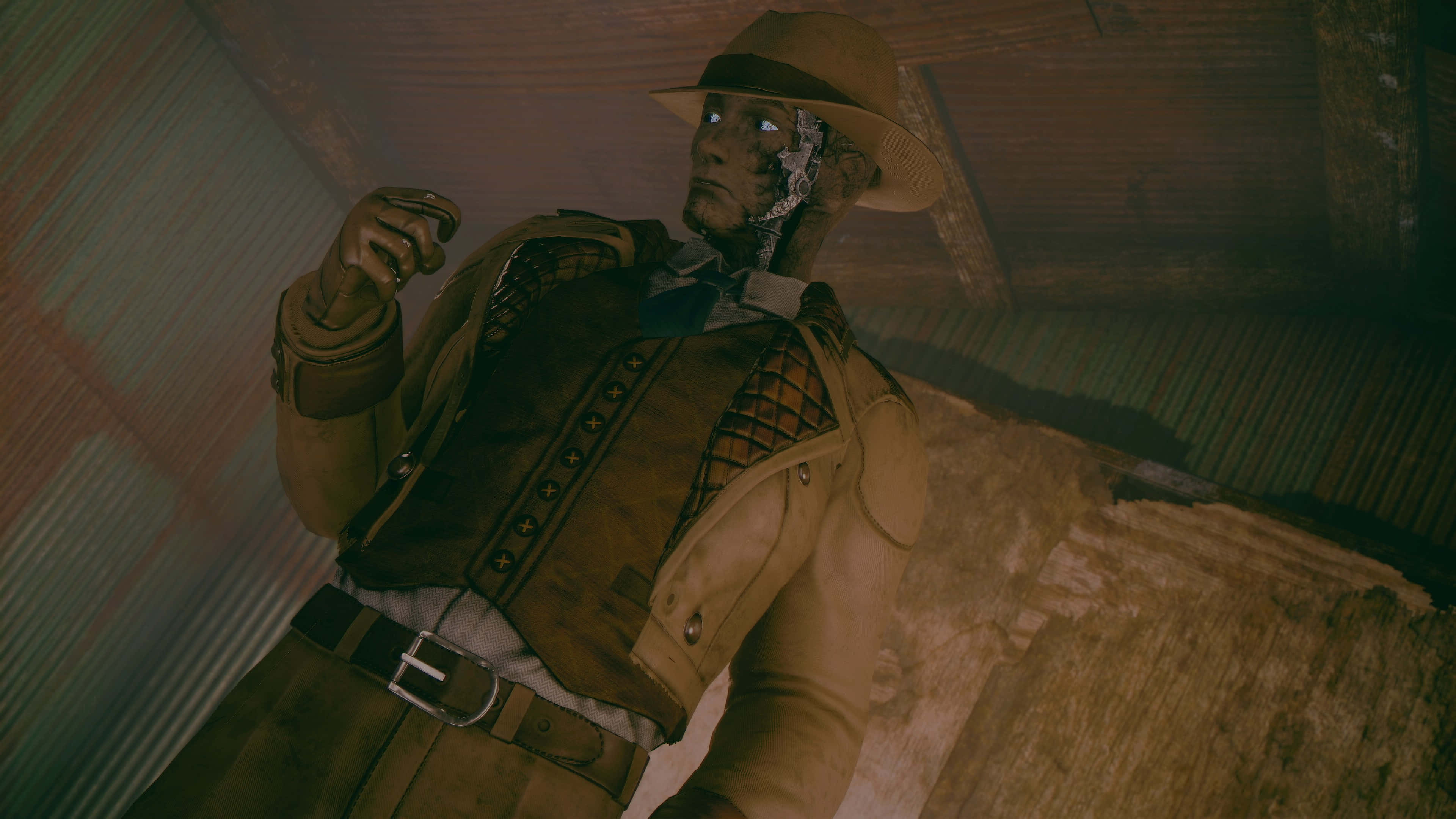 Nick Valentine 桌布 壁紙 — 一個戴著軟呢帽和背心的生化人站在昏暗的波紋金屬房間裡，眼睛發光。