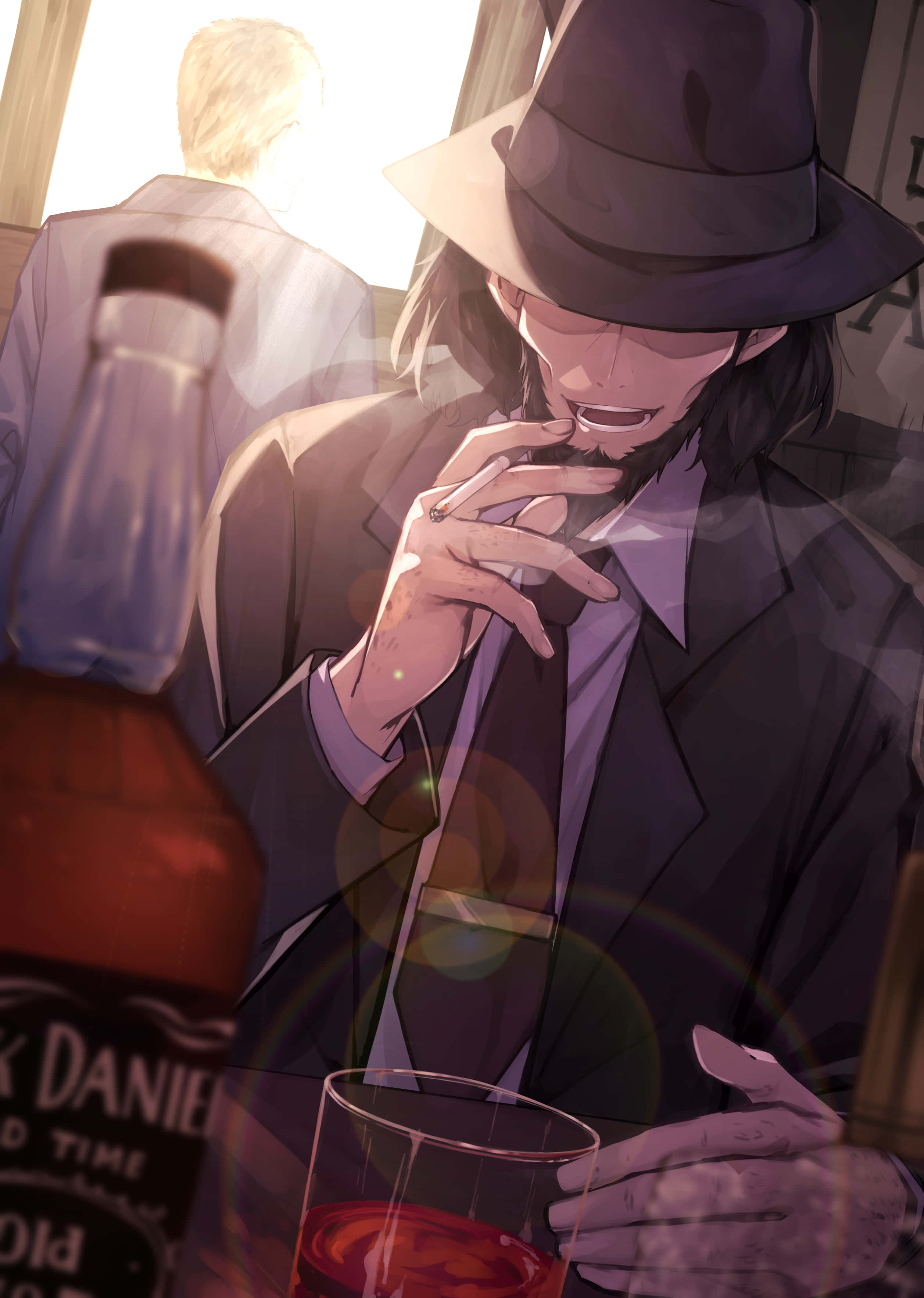 Lupin Iii Daisuke Jigen 桌布 壁紙 — 一個戴著軟呢帽的神秘動漫男子，在昏暗的酒吧裡，在溫暖的背光下，在威士忌酒瓶旁邊抽煙。