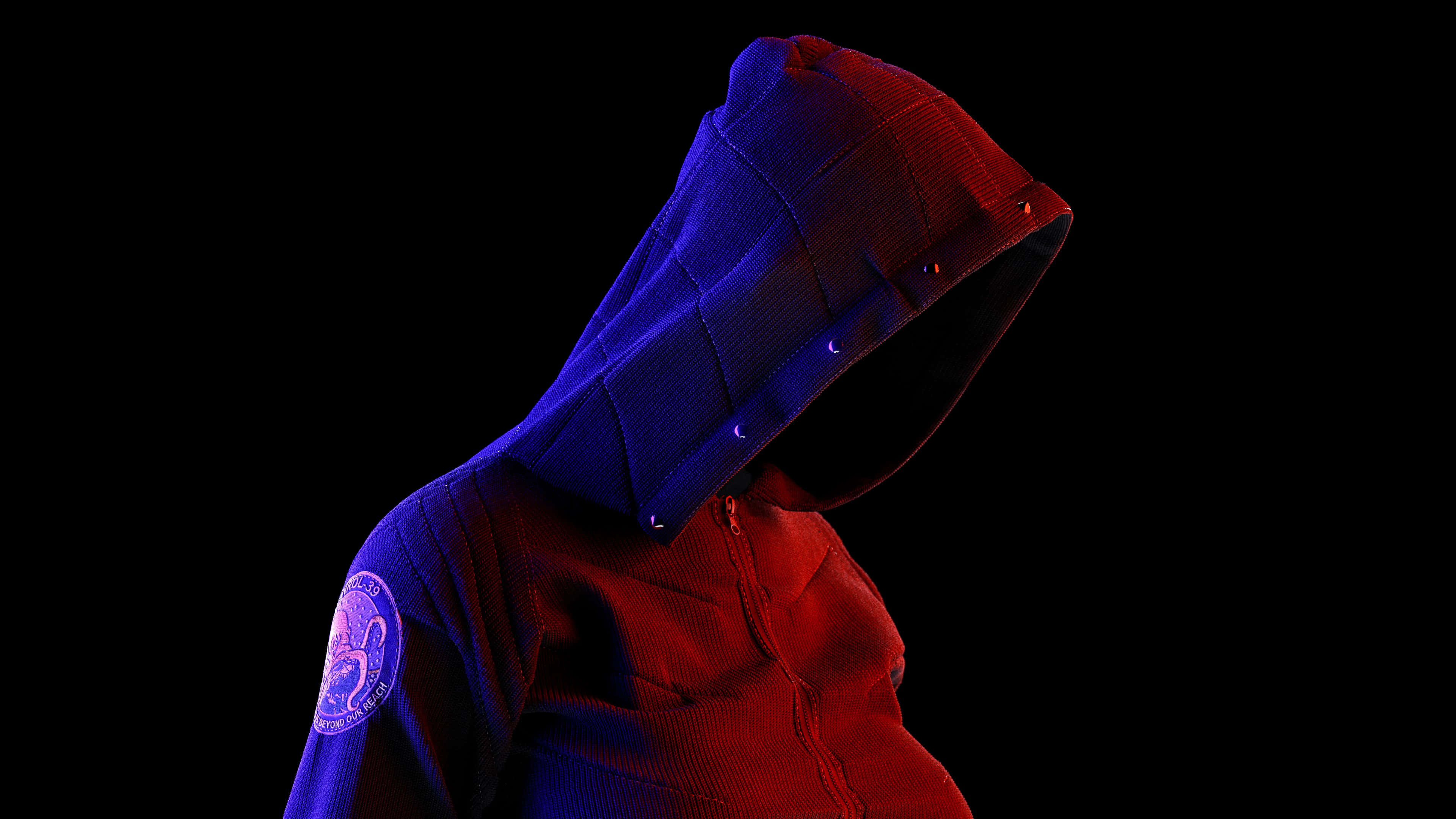 Purple Hoodie 桌布 壁紙 — 一個戴著連帽的黑色身影，身穿紅藍色外套，站在黑暗中，臉被帽子遮住。