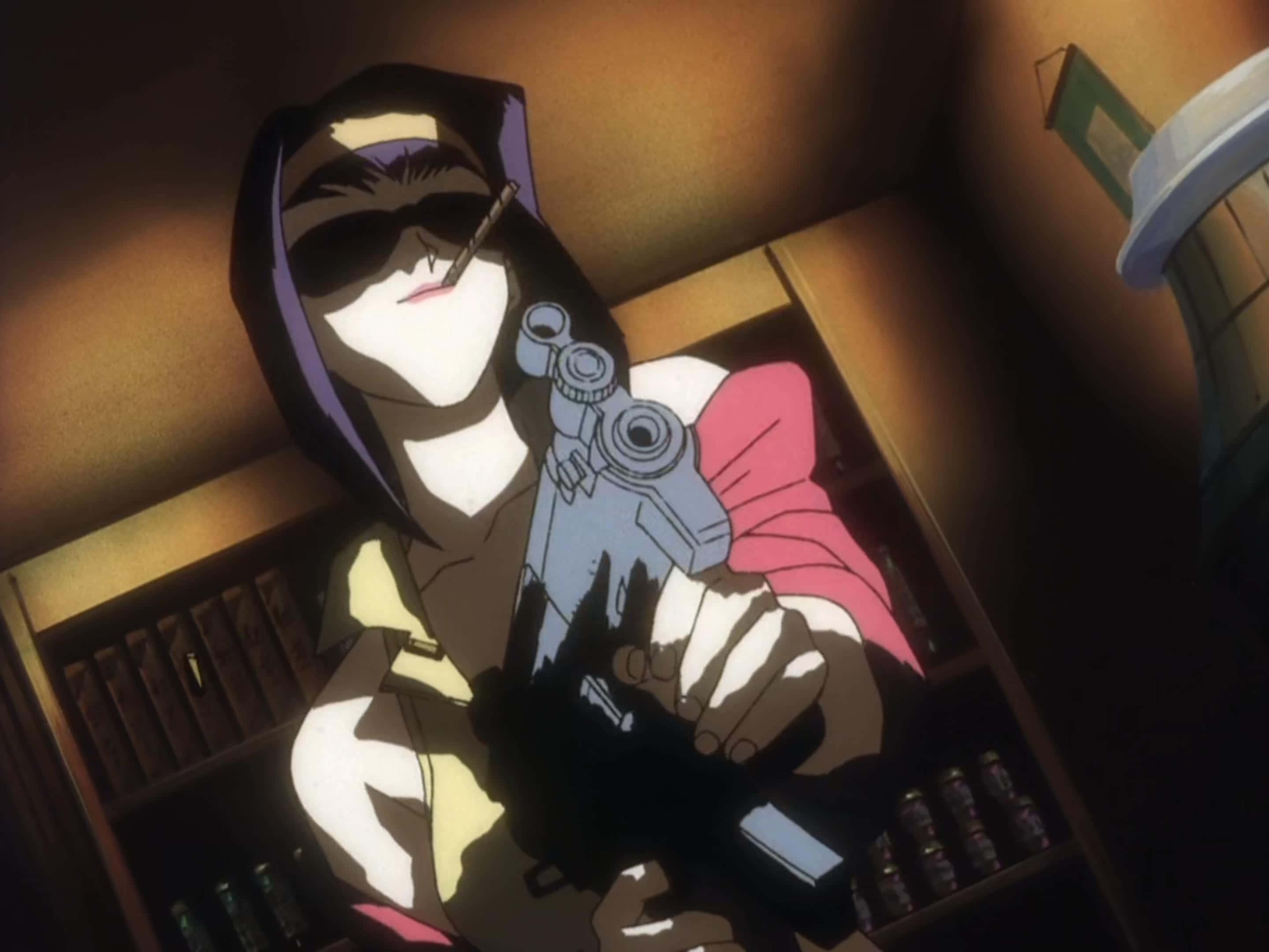 Faye Valentine 桌布 壁紙 — 一個戴著連帽衫、黑髮、戴太陽眼鏡的動漫角色，在一個光線昏暗、有書架的房間裡拿著步槍。