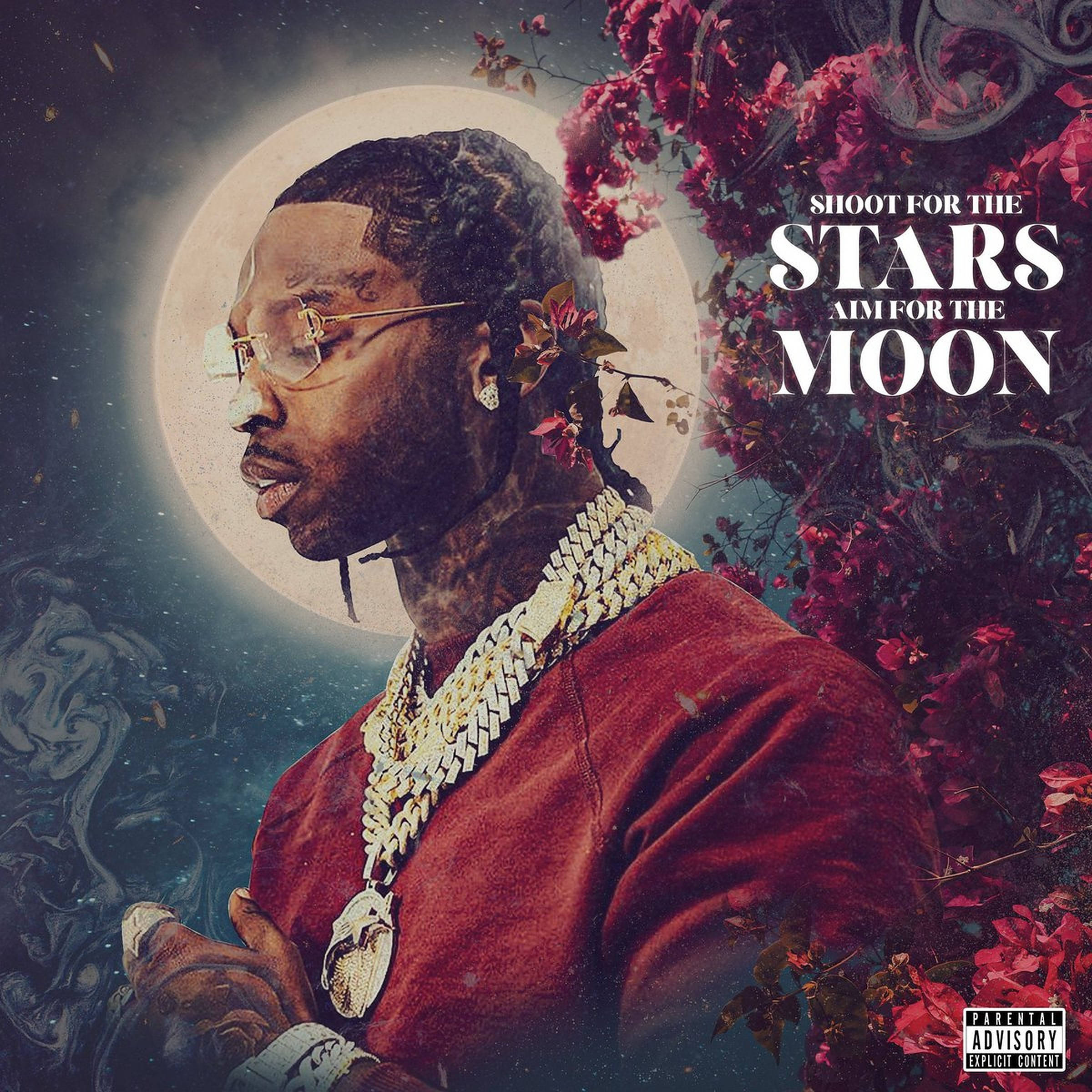 Pop Smoke 《Shoot for the Stars, Aim for the Moon》 壁紙 — 一個戴著金鏈和眼鏡的男人，在月光照耀的天空下向上凝望，周圍是鮮豔的紅花和旋轉的宇宙雲層。