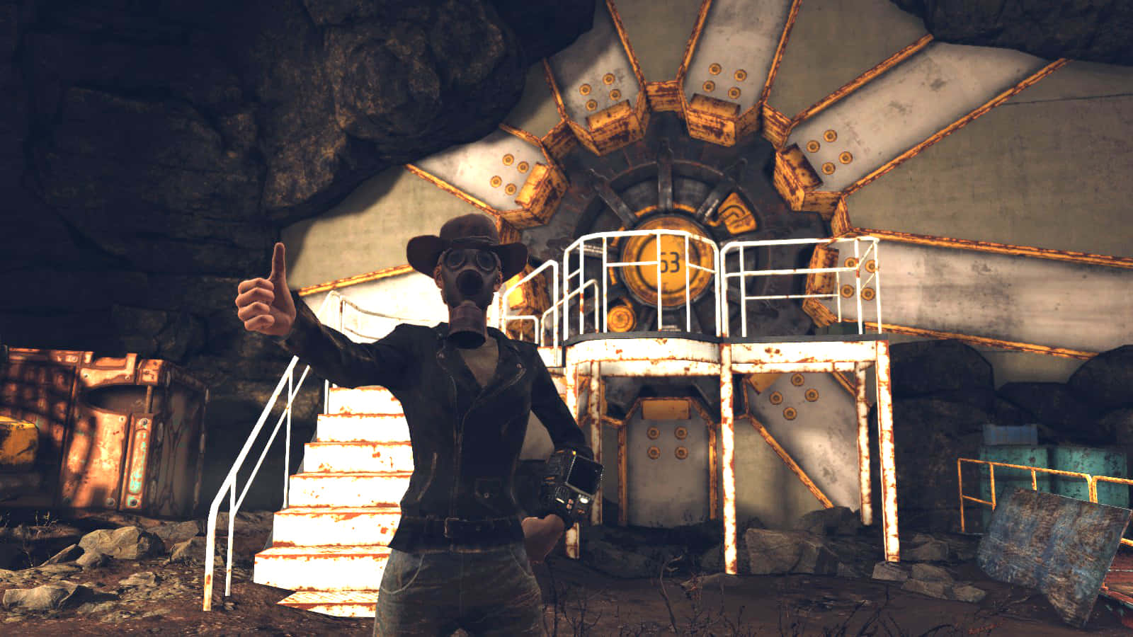Fallout Brotherhood Of Steel 桌布 壁紙 — 一個戴著防毒面具和帽子的角色在一個破敗的地下環境中，在一個生鏽的工業風扇前豎起大拇指。