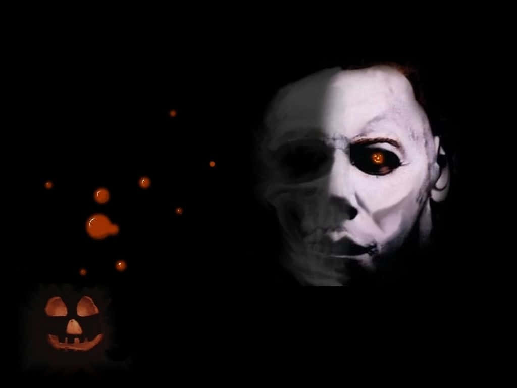Mike Myers 桌布 壁紙 — 一個戴著面具、帶有發光橙色眼睛的威脅性人物潛伏在黑暗中的閃爍南瓜燈旁邊。