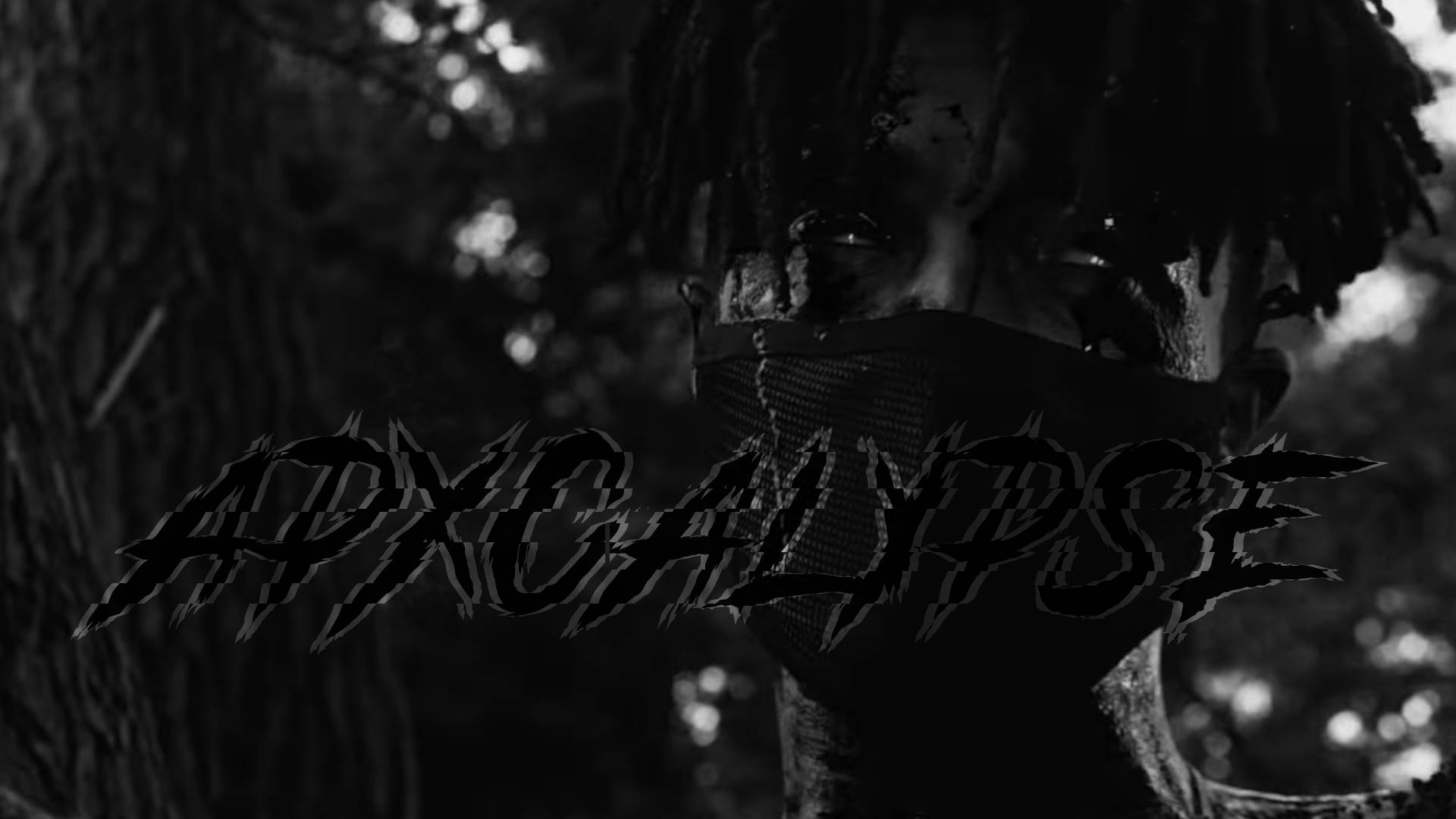 Scarlxrd APXCALYPSE 壁紙 — 一個戴著面具、梳著辮子的人，在夜晚的森林中凝視，並有鋸齒狀文字寫著「啟示錄」。