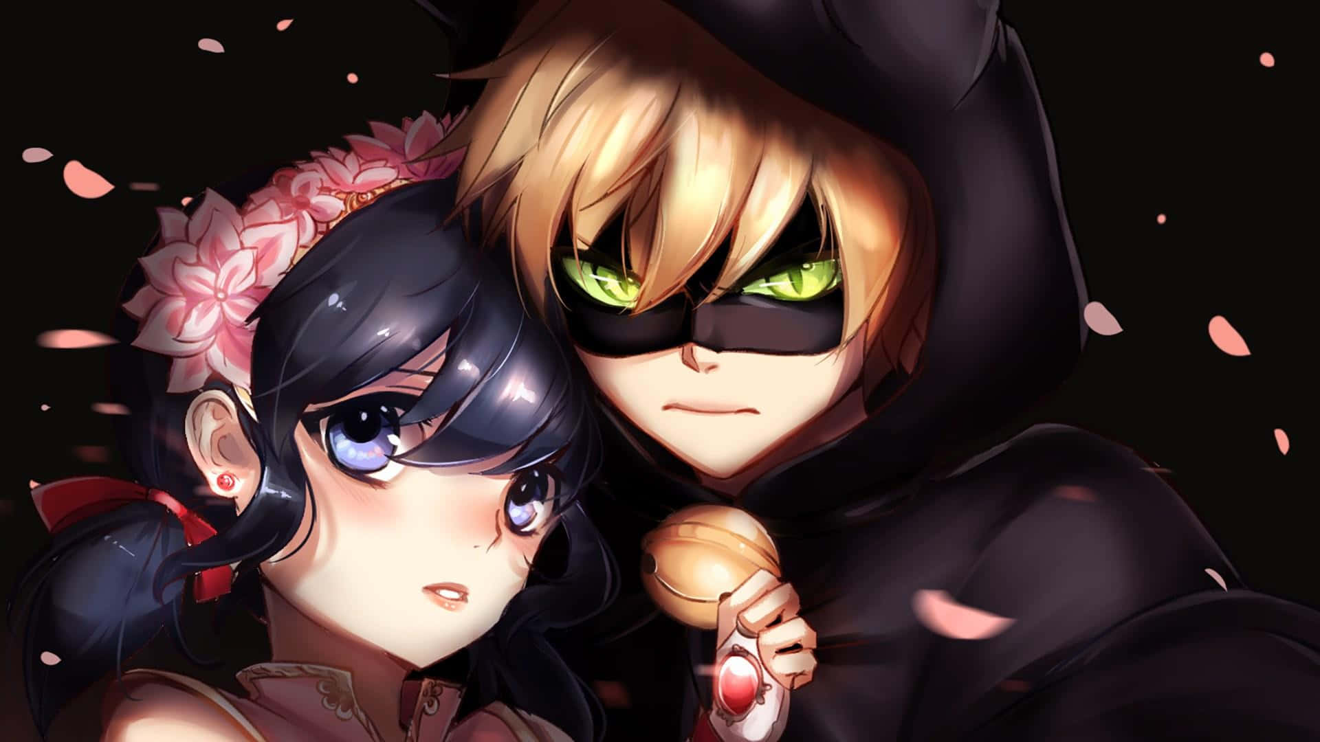 Ladybug And Cat Noir 桌布 壁紙 — 一個戴著面具、眼睛發出綠光的動漫男孩，在黑暗背景中飄落的櫻花下，擁抱著一個藍眼睛、戴著粉紅色花朵髮飾的女孩。