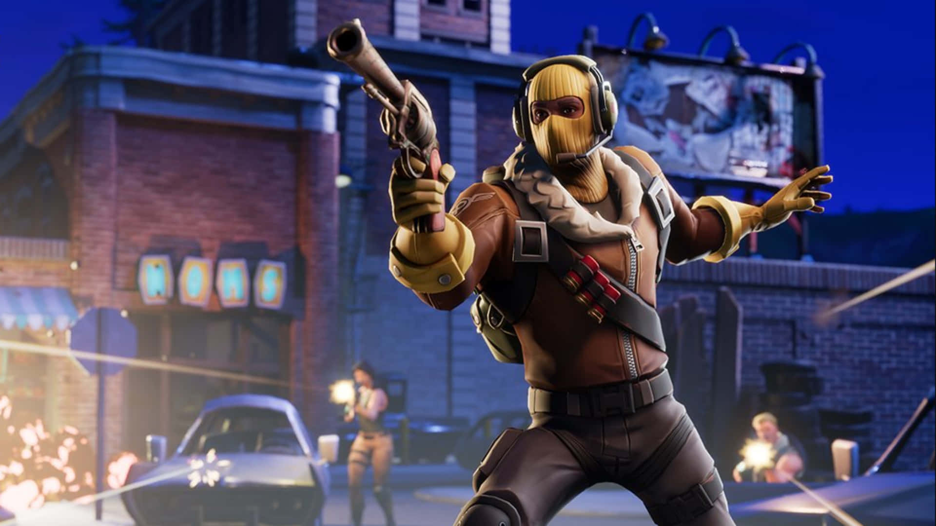 Fortnite Skins Battle Royale 桌布 壁紙 — 一個戴著面具的Fortnite角色穿著棕色服裝，在夜晚霓虹燈照亮的城市街道上，手持手槍，周圍有發光的招牌和遠處的人影。
