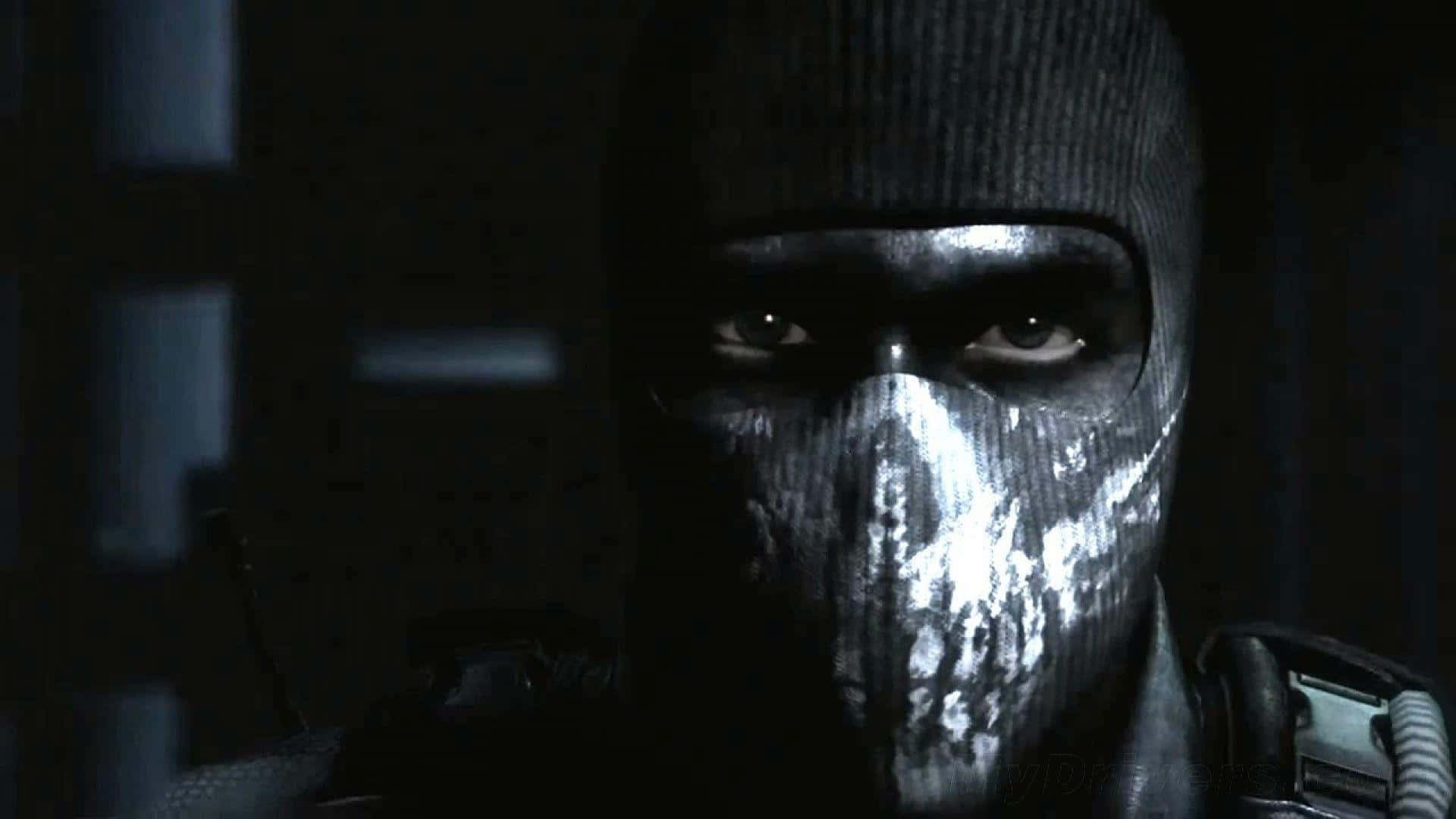 Call Of Duty Ghosts 桌布 壁紙 — 一個戴著面具的人物在黑暗的房間裡，用發光的眼睛和銀色條紋的巴拉克拉瓦帽凝視著。