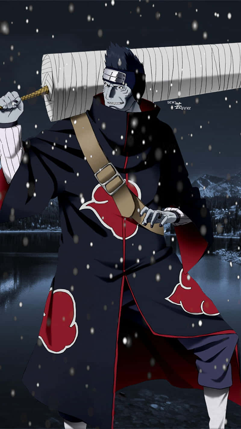 Akatsuki Kisame 桌布 壁紙 — 一個戴著面具的動漫忍者，身穿帶有紅色雲紋的黑色斗篷，站在雪地中，手持巨劍指向夜空。