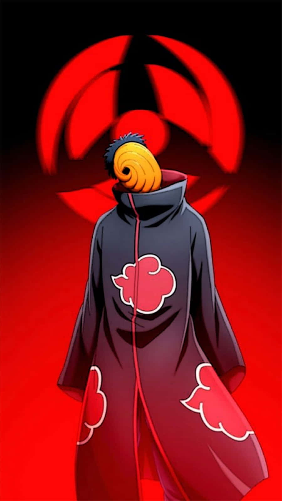 Akatsuki Tobi 桌布 壁紙 — 一個戴著面具的動漫角色，身穿帶有紅色雲紋的黑色斗篷，站在深紅色背景前一個發光的紅色螺旋標誌前。