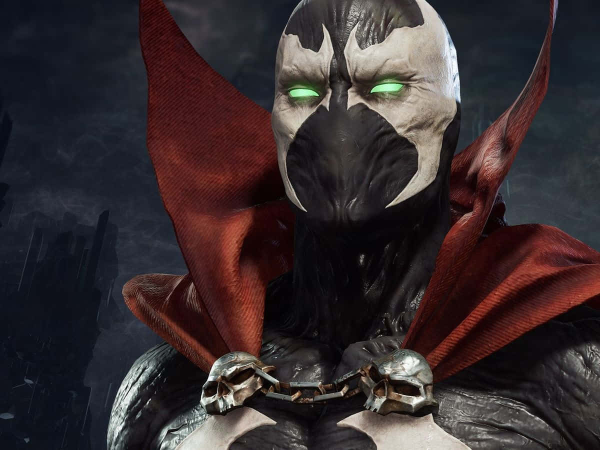 Mortal Kombat 11 Spawn 桌布 壁紙 — 一個戴著面具的威脅人物，擁有發光的綠色眼睛和紅色斗篷，站在黑暗的城市景觀背景下。