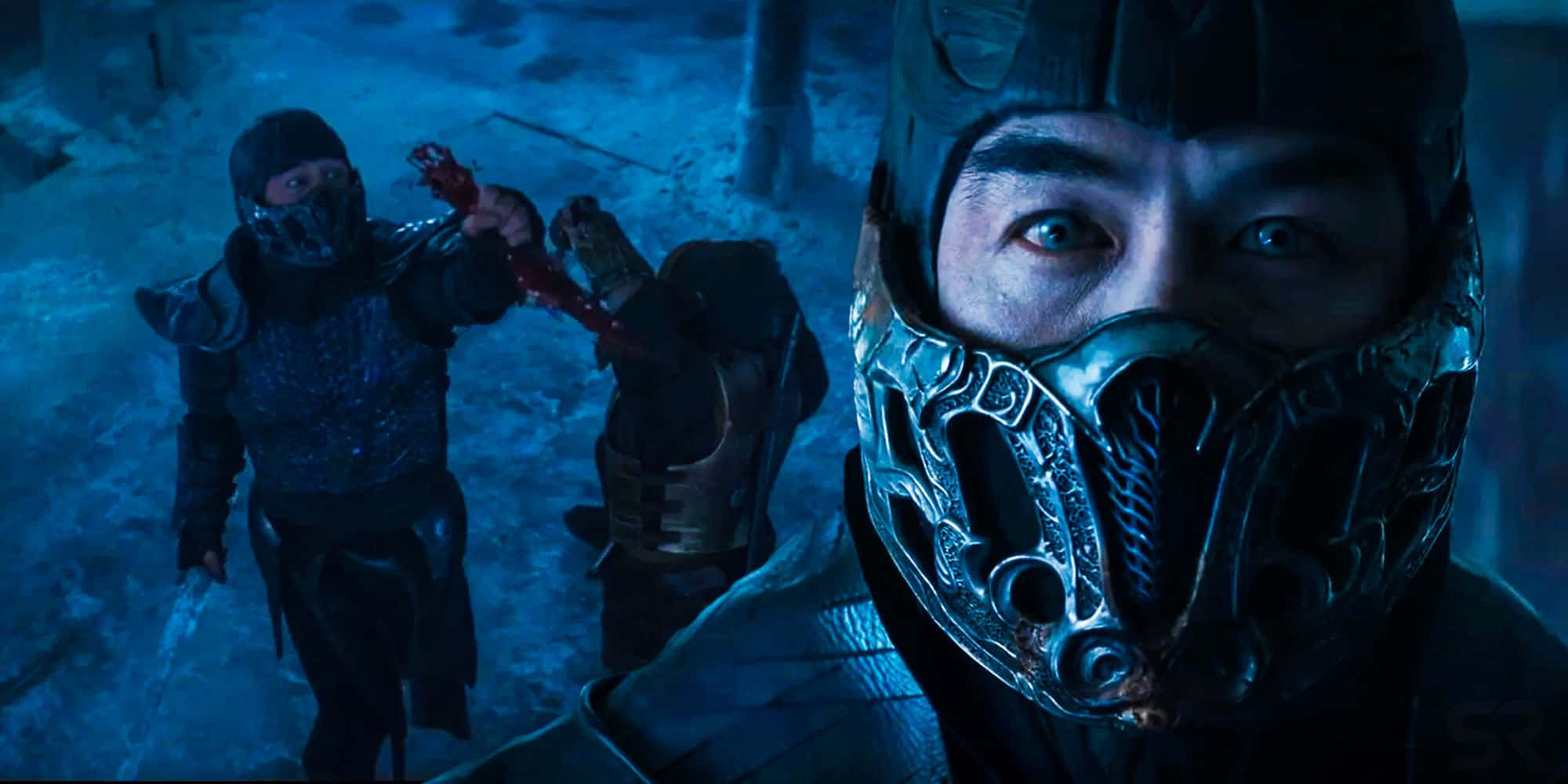 Mortal Kombat Sub-zero 桌布 壁紙 — 一個戴著面具的戰士，雙眼發光，在冰藍色的地下城中凝視著，身後有戴著面具的戰士前進。