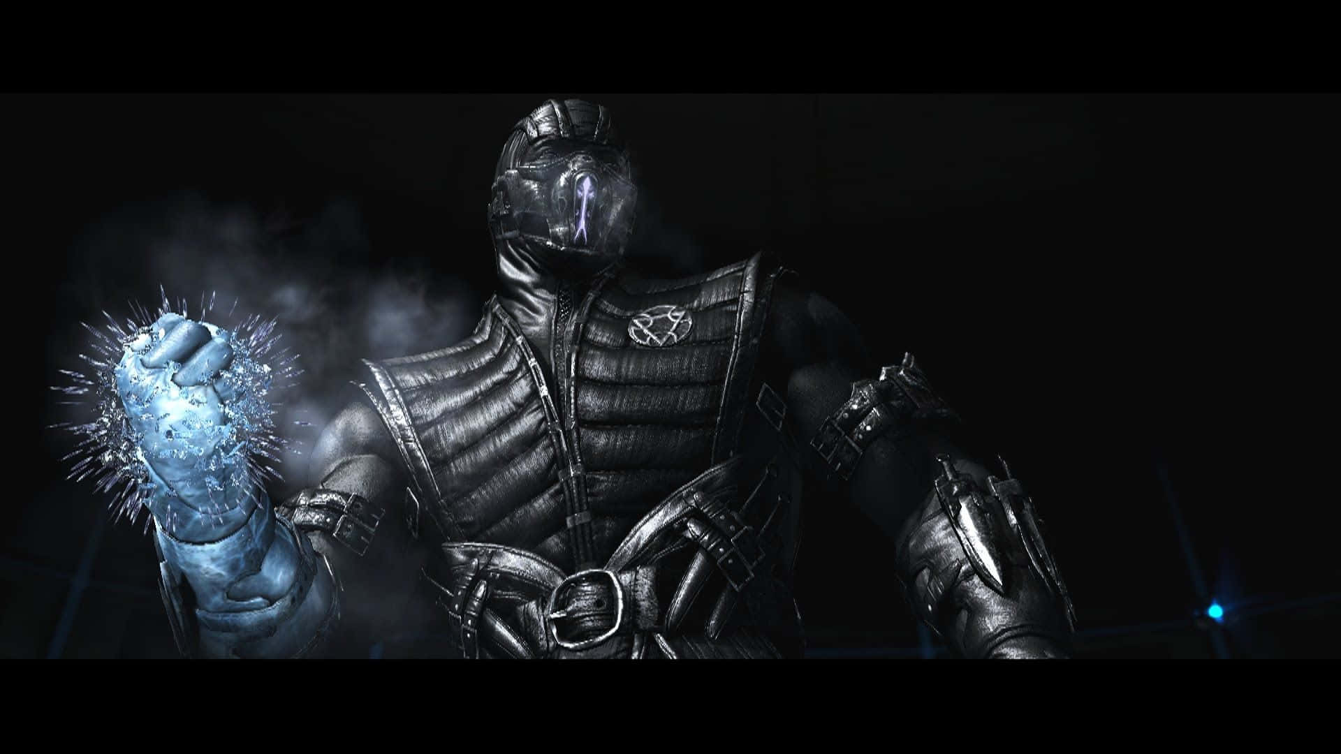 Mortal Kombat Noob Saibot 桌布 壁紙 — 一個戴著面具的戰士身穿暗色盔甲，在煙霧繚繞的黑色背景前舉起一隻發光的冰封拳頭。