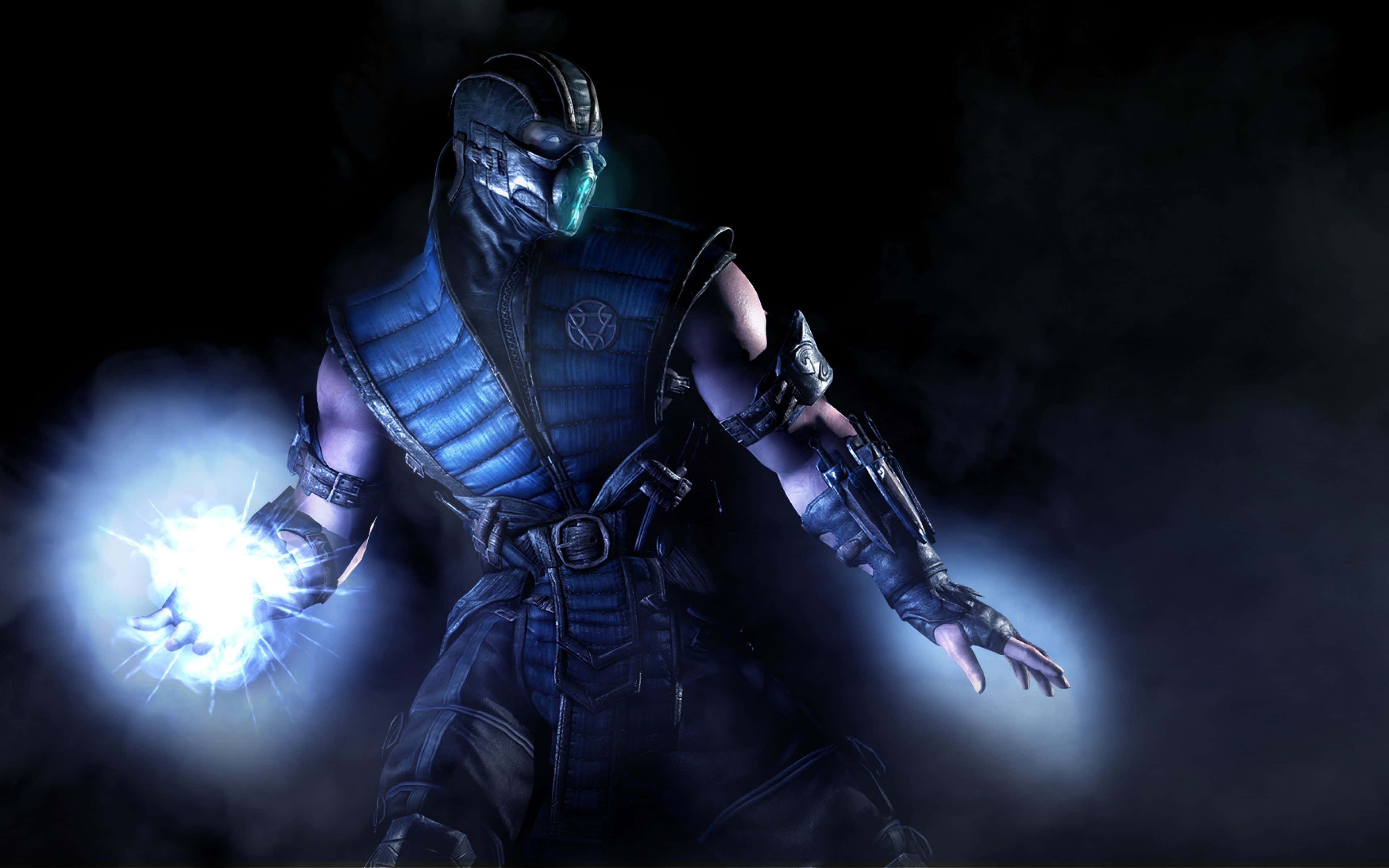 Mortal Kombat Sub-zero 桌布 壁紙 — 一個戴著面具的藍色盔甲戰士在黑暗煙霧環境中引導發光能量。