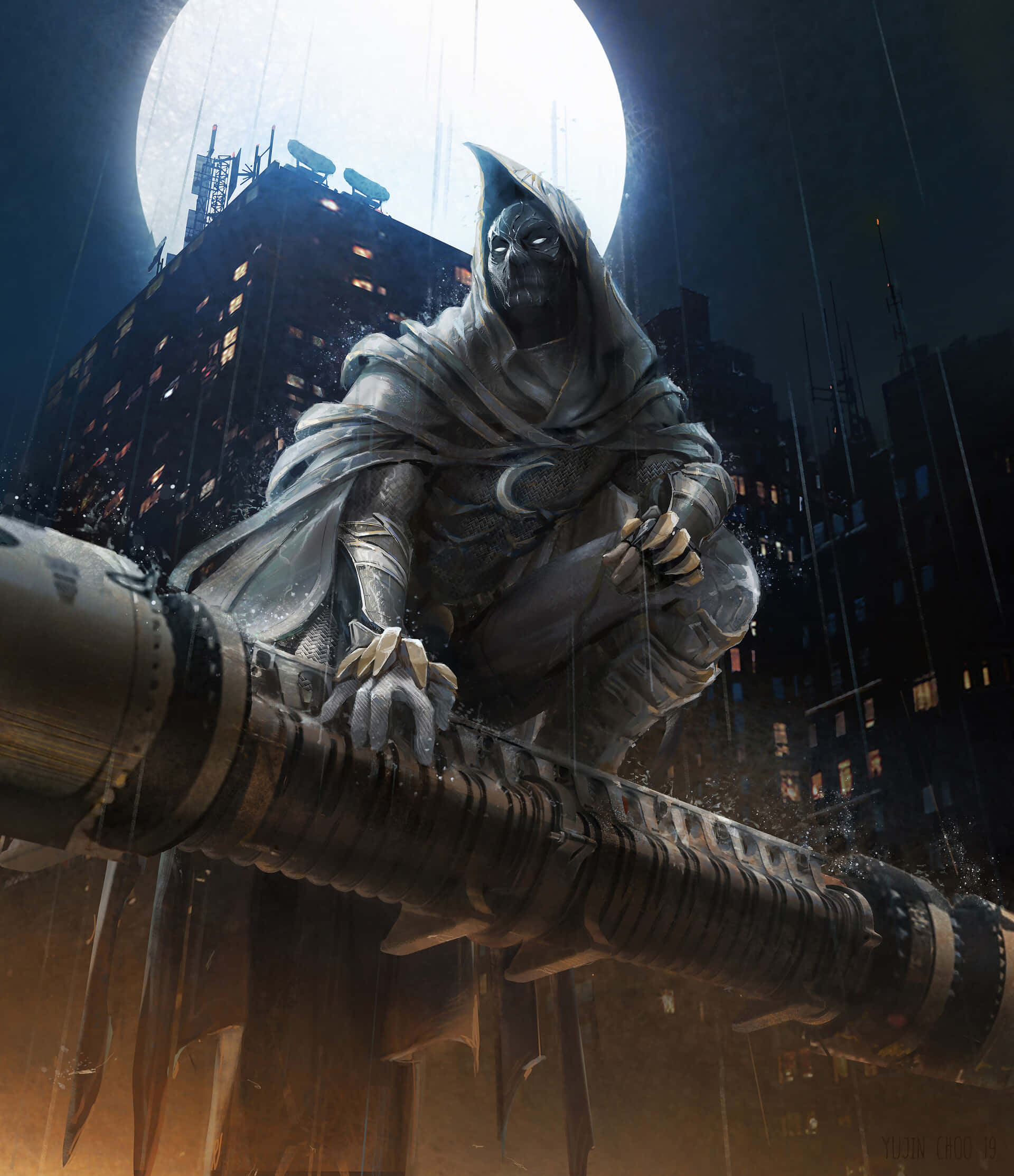 Moon Knight 桌布 壁紙 — 一個戴著頭罩和面具的身影蹲在一條巨大的管道上，身處被雨水浸透的城市景觀中，頭頂一輪明亮的滿月。