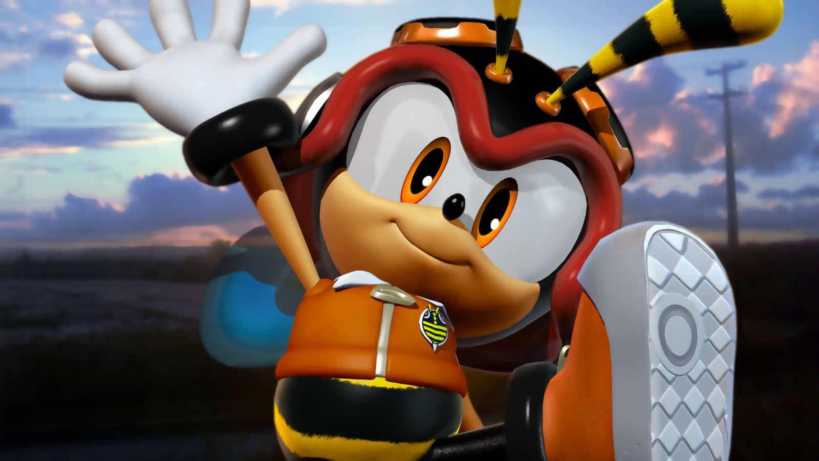 Charmy Bee 桌布 壁紙 — 一個戴著飛行員頭盔的開心動畫蜜蜂角色，在暮色天空背景下熱情地揮手。