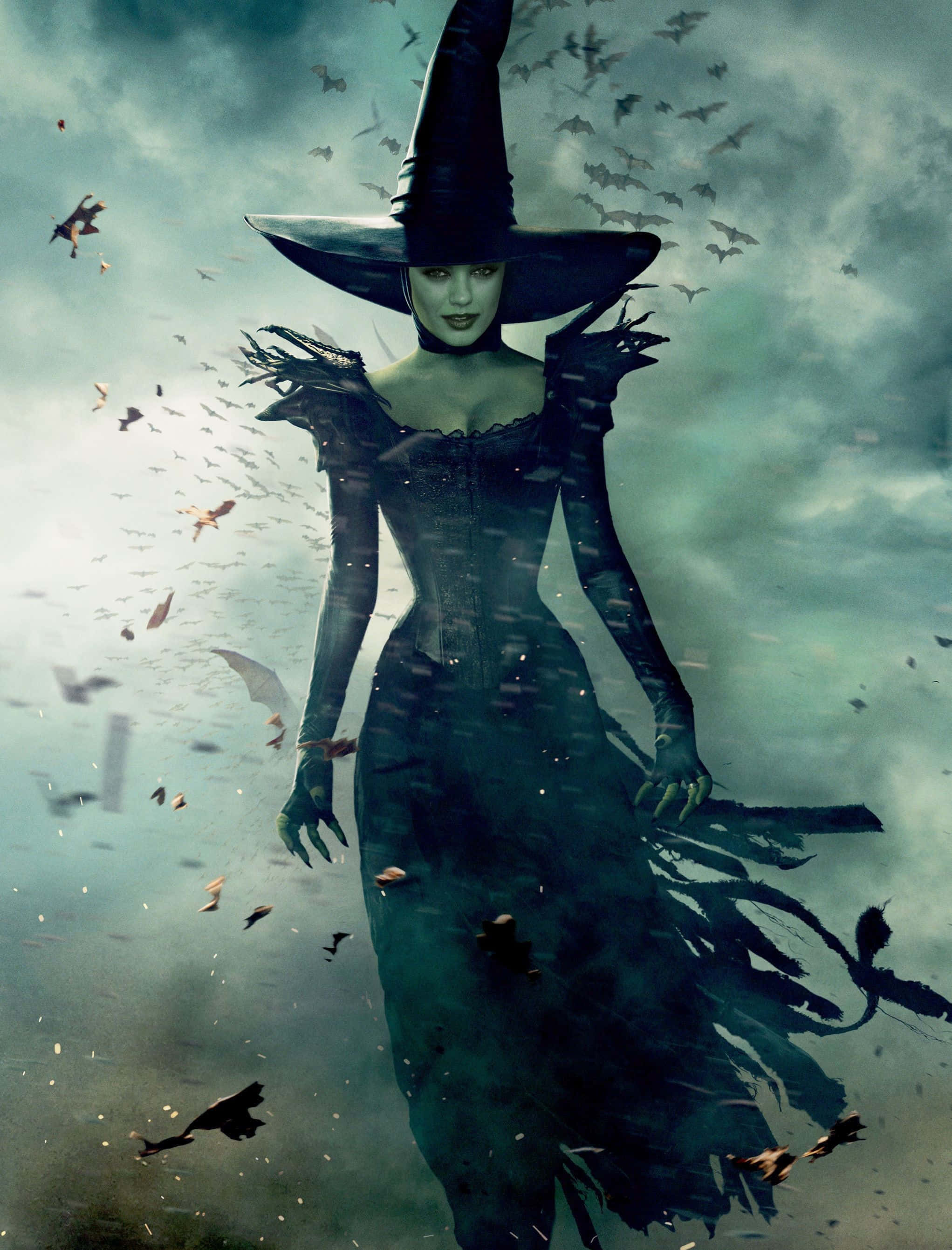 Evil Witch 桌布 壁紙 — 一個戴著高帽、身穿破爛長袍的黑暗女巫，站在風暴天空下，周圍有盤旋的蝙蝠和飄落的樹葉。