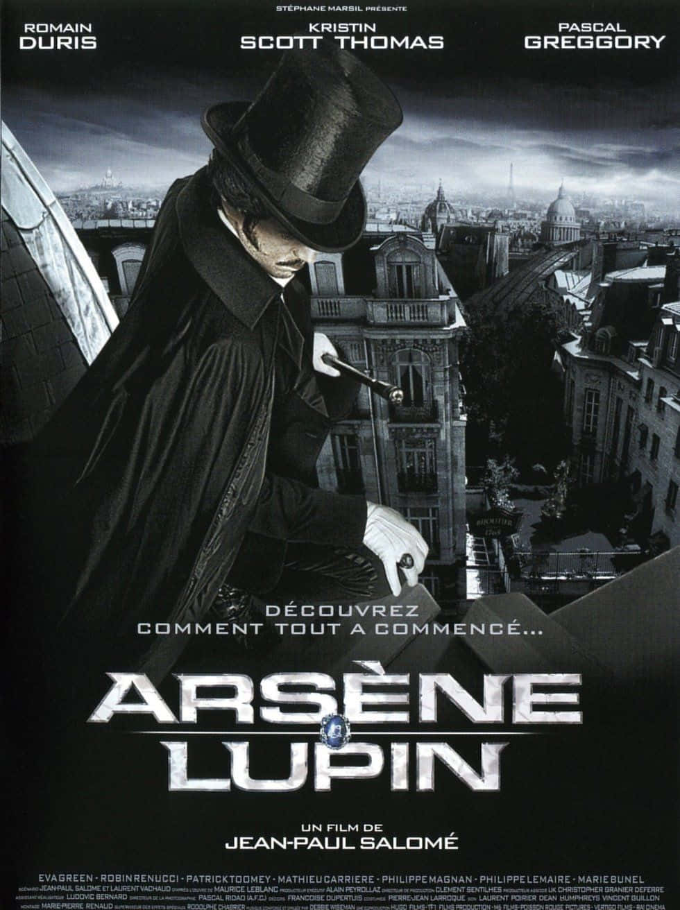 Arsène Lupin 桌布 壁紙 — 一個戴著高帽和披風的神秘人物站在巴黎屋頂上，俯瞰暴風雨天空下的城市。