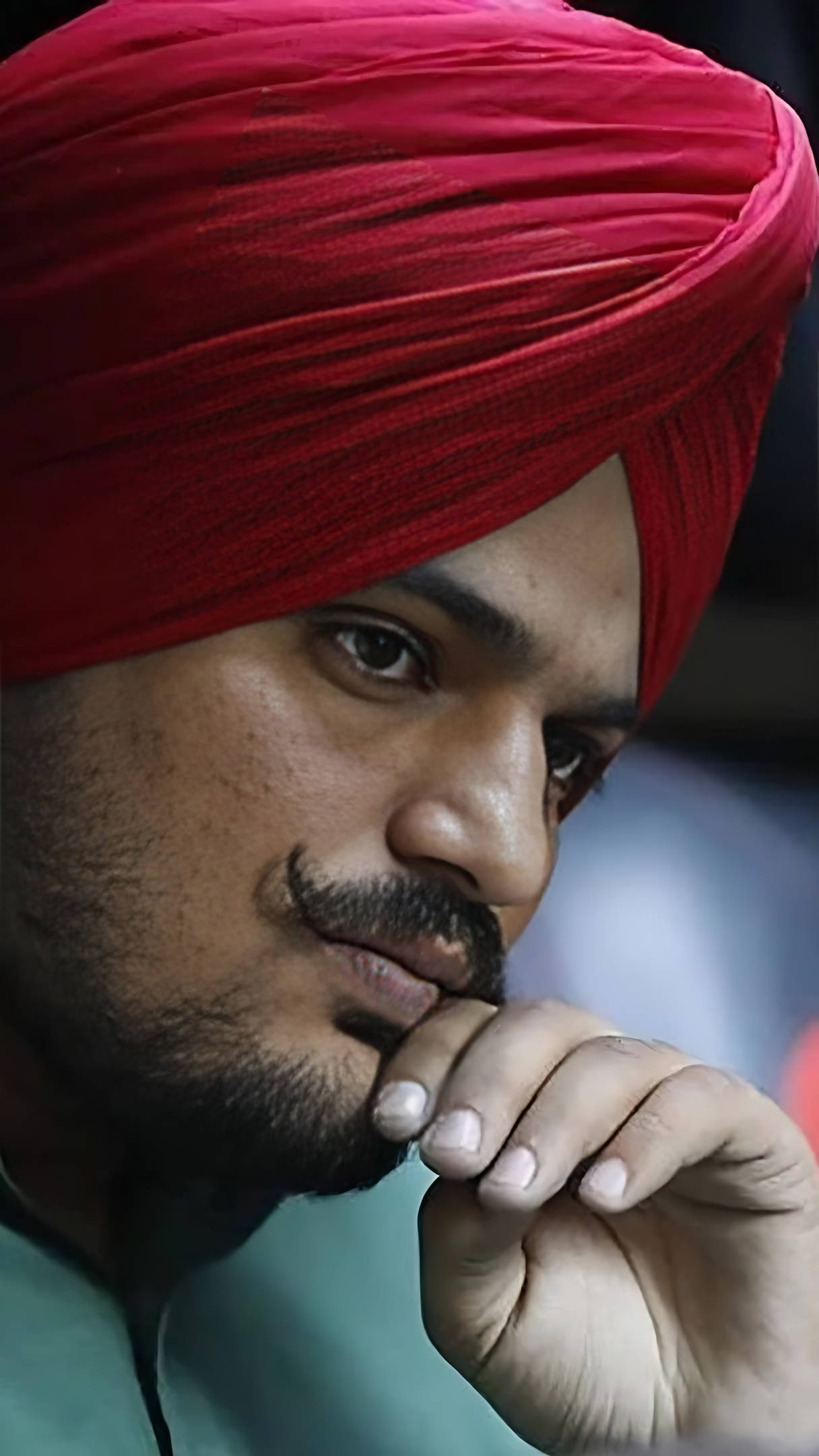Indian 桌布 壁紙 — 一個戴著鮮紅色頭巾的男人，手放在嘴邊，若有所思地凝視著。