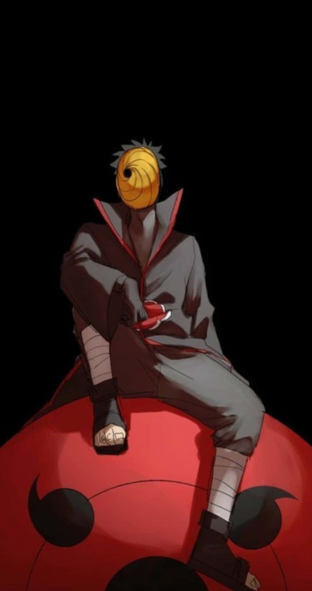 Akatsuki Tobi 桌布 壁紙 — 一個戴著黃色面具和紅色長袍的動漫角色坐在一個帶有黑色螺旋的紅色球體上，背景為黑色。