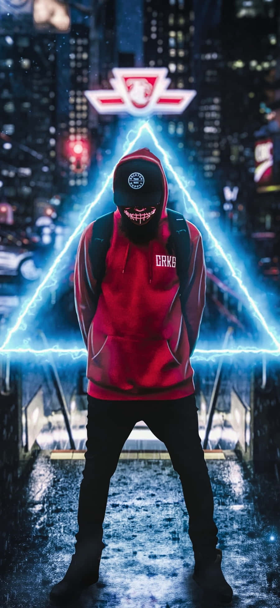 Swag 桌布 壁紙 — 一個戴面具、身穿紅色連帽衫的人站在雨夜霓虹燈閃爍的城市景觀中，一個發光的藍色三角形下方。