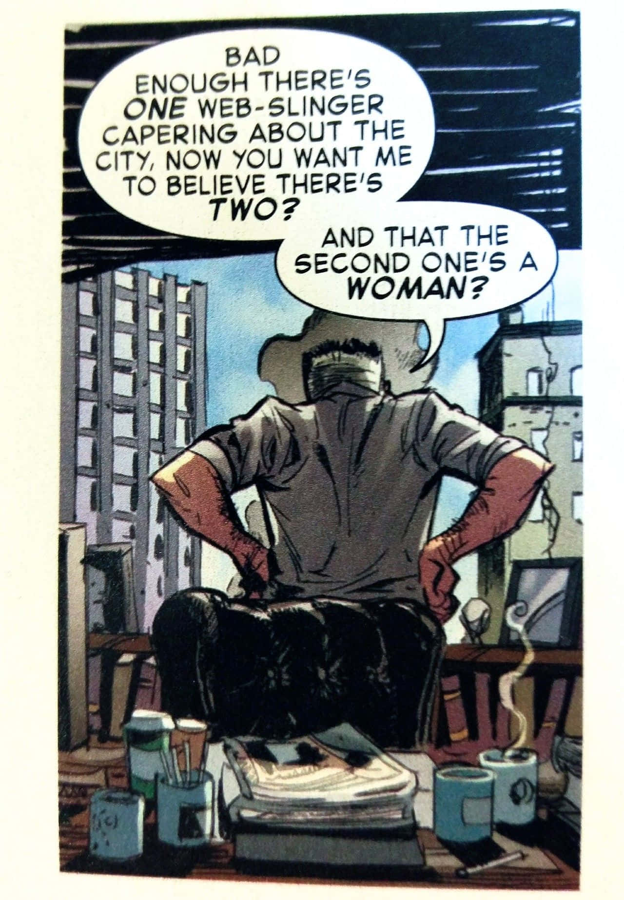 J Jonah Jameson 桌布 壁紙 — 一個戴面具嘅義警坐喺城市公寓嘅雜亂書枱前，憤怒地質疑第二個織網者嘅存在同性別。