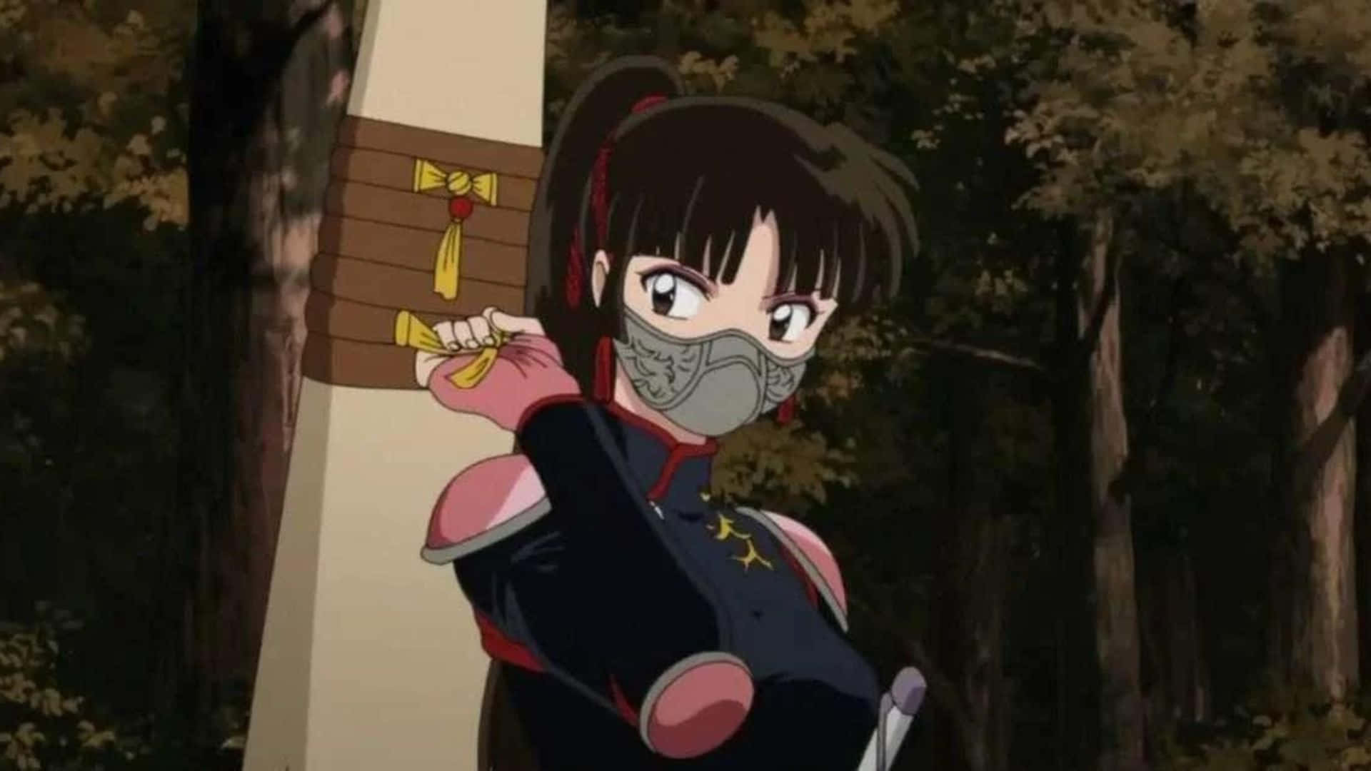 Sango 桌布 壁紙 — 一個戴面具的動漫女孩，身穿深色服裝，在茂密森林中的石柱旁握著劍柄。
