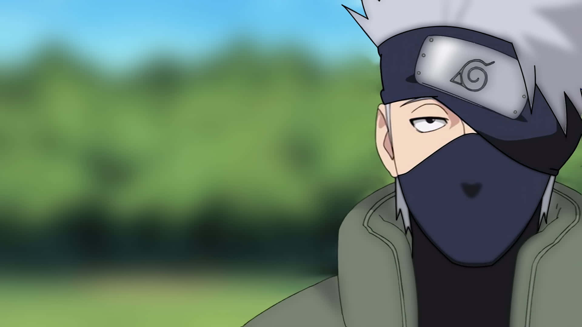 Akatsuki Kakashi 桌布 壁紙 — 一個戴面具的動漫忍者，白色刺蝟頭和頭帶，在模糊的綠色戶外背景下專注地凝視。