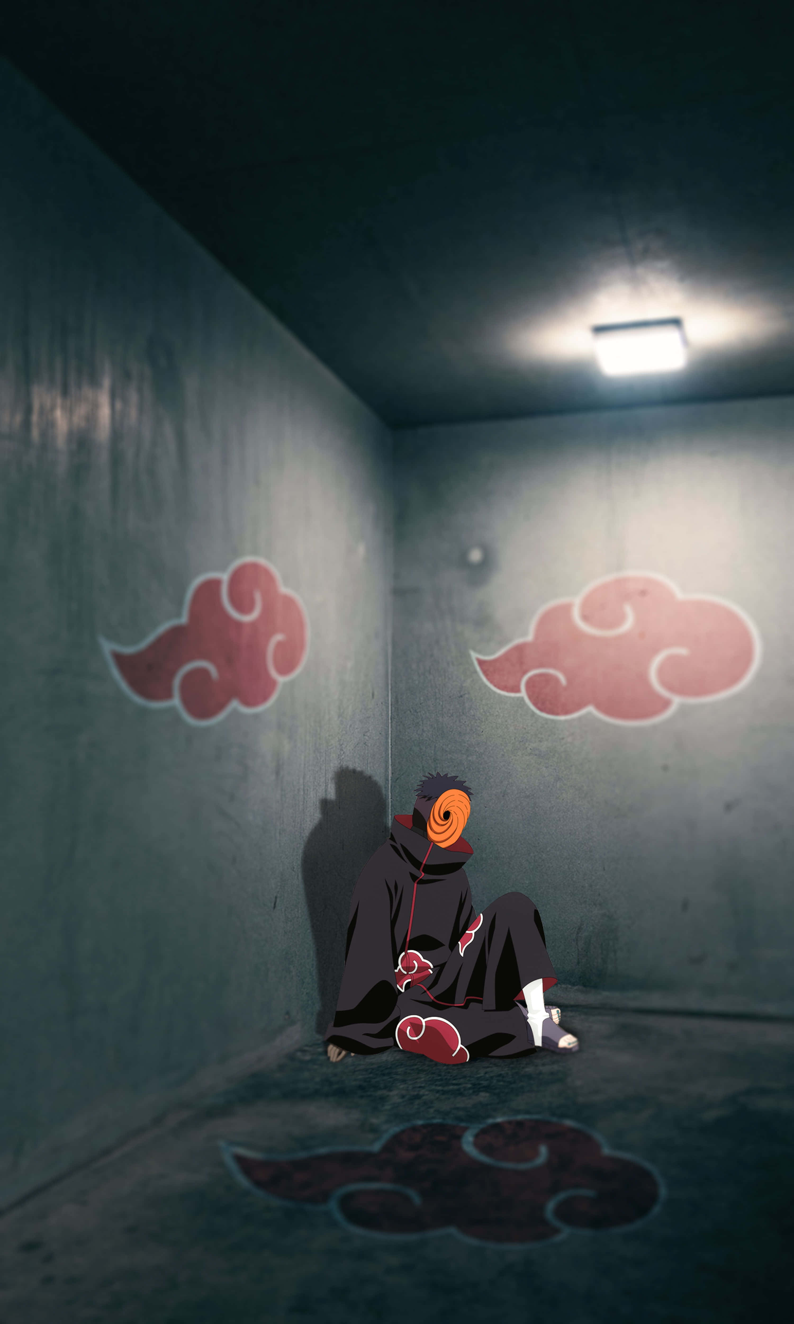 Akatsuki Tobi 桌布 壁紙 — 一個戴面具的動漫角色獨自坐在昏暗的混凝土房間裡，牆壁和地板上有紅色雲朵符號，頭頂只有一盞燈。