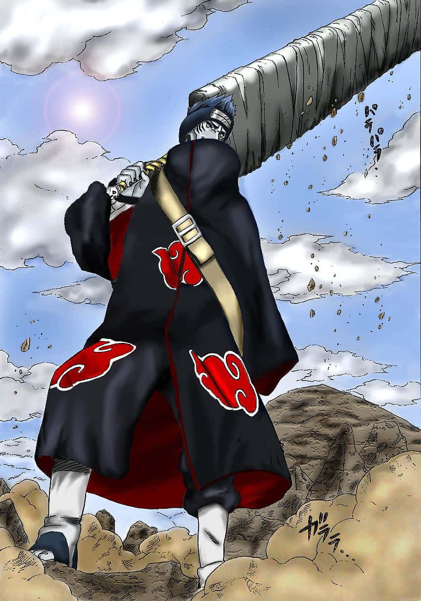 Akatsuki Kisame 桌布 壁紙 — 一個戴面具的忍者，身穿帶有紅色雲紋的黑色斗篷，在多雲的天空下，在岩石地形上揮舞著一把巨劍。
