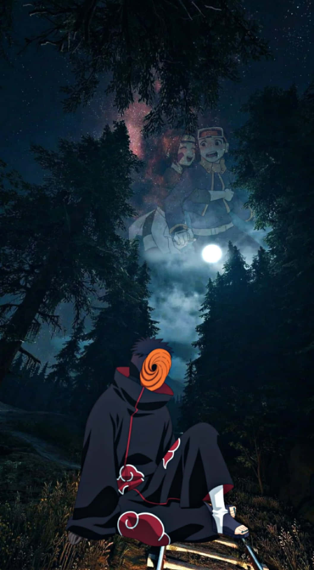 Akatsuki Tobi 桌布 壁紙 — 一個戴面具的忍者獨自坐在星空下的森林中，幽靈般的身影在發光的月亮下漂浮在他上方。